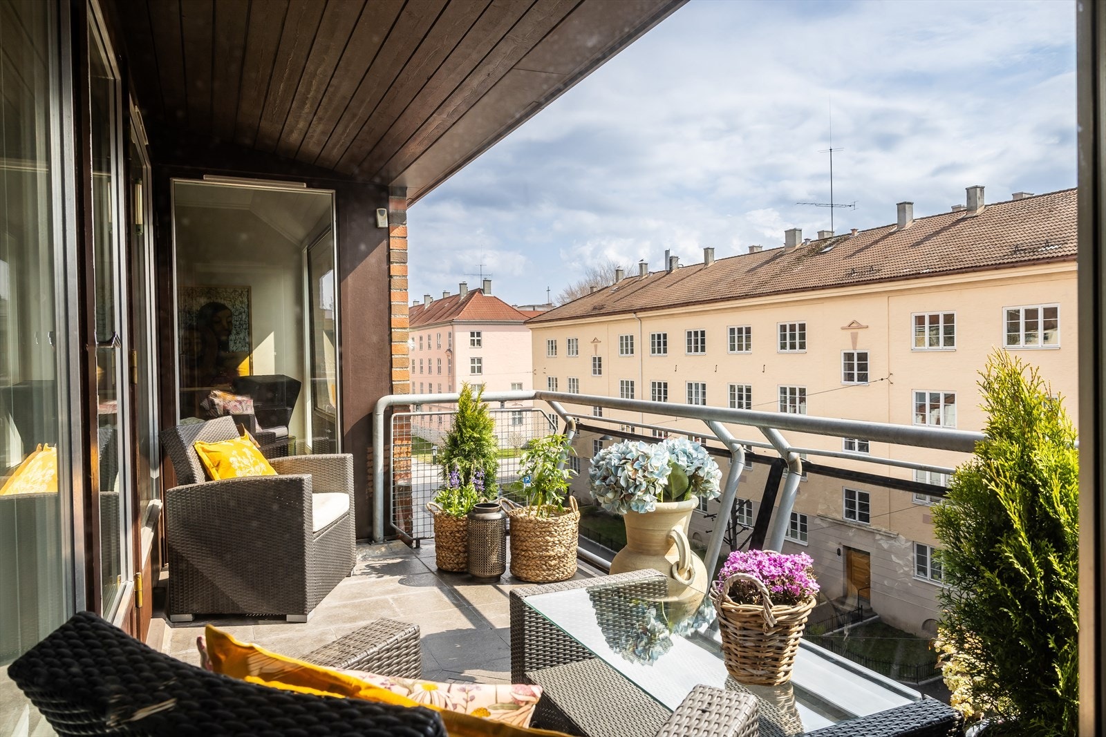 Fra stuen er det utgang til en stor balkong på ca. 8 kvm Galleribilde