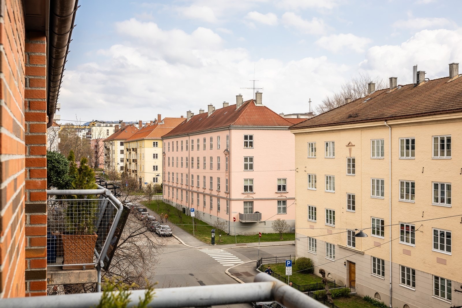 Leiligheten ligger i byggets 5. og 6. etasje og fremstår luftig Galleribilde