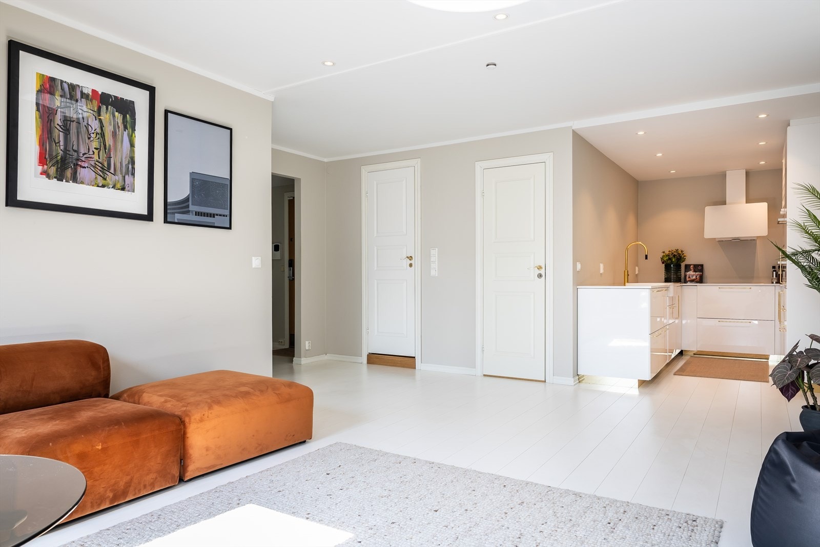 Stor stue med åpen kjøkkenløsning i 6. etasje Galleribilde