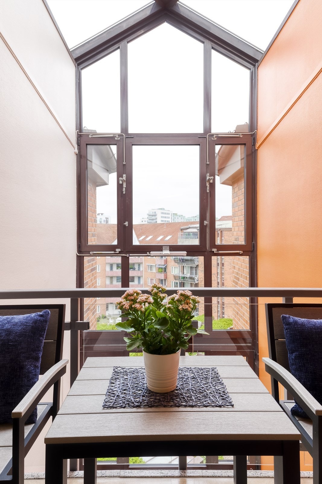 Sittegruppe i felles gang Galleribilde