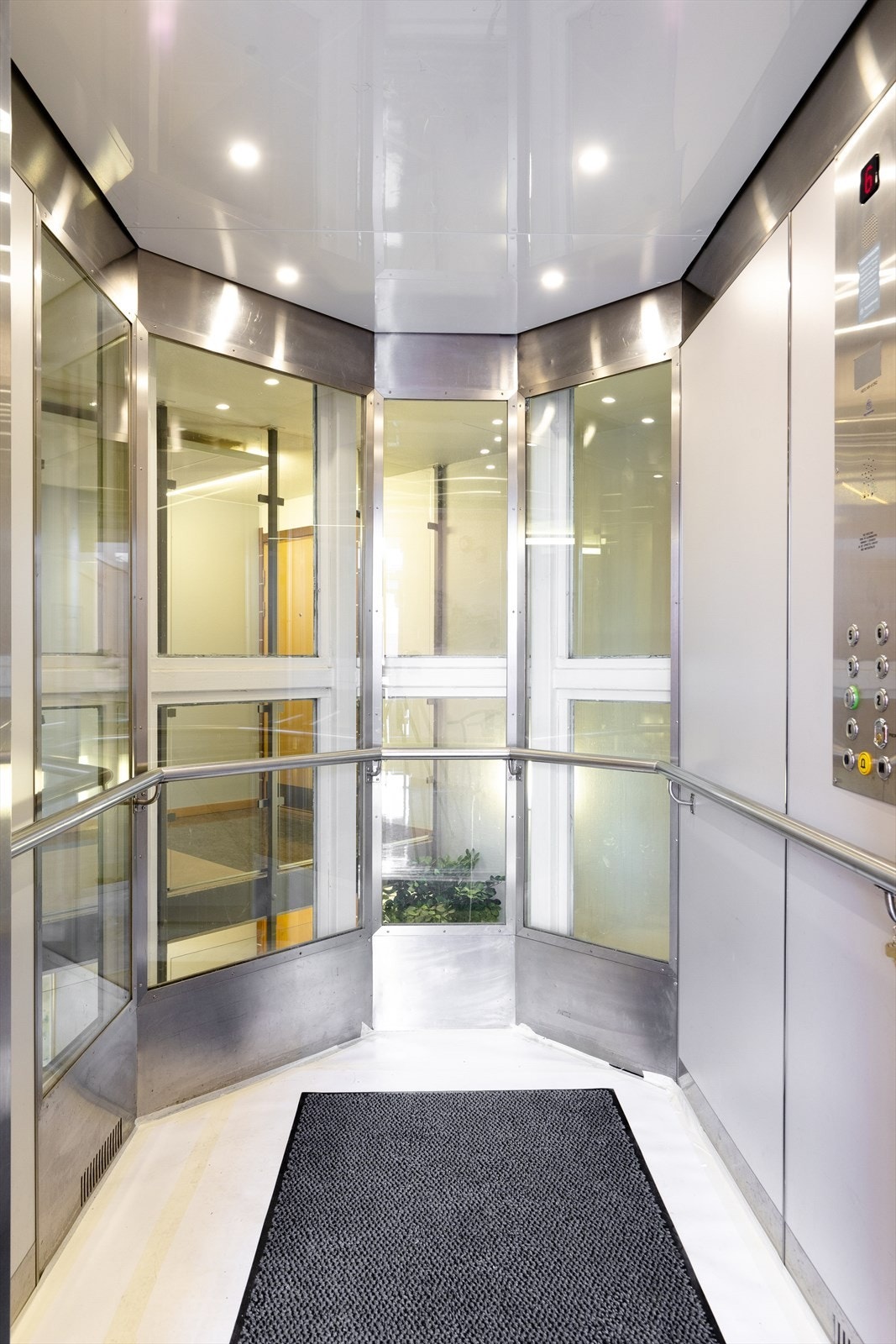 Meget stor og romslig heis Galleribilde