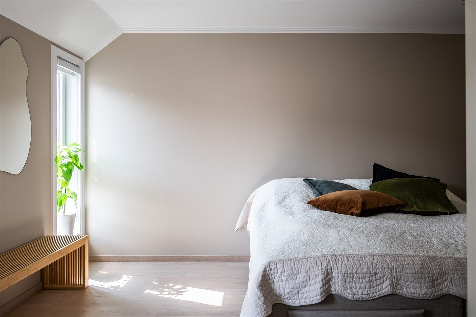 Soverommet i 5. etasje har god plass til stor dobbelseng Galleribilde