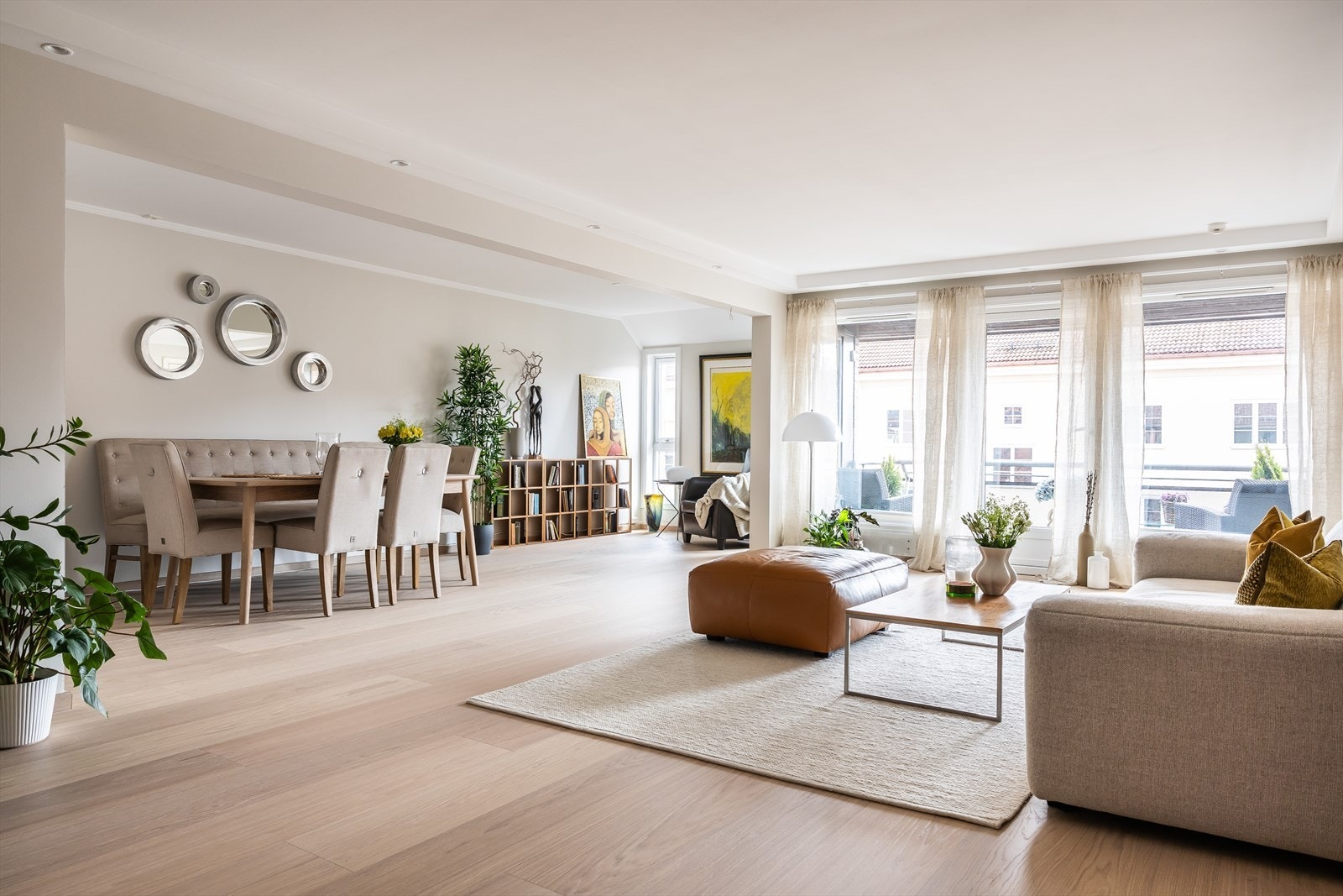 Dette er en meget flott og moderne leilighet over to plan i et nyere bygg fra 1990 Galleribilde