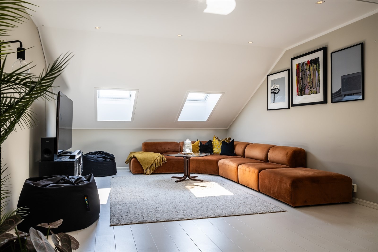 Gulvarealet i hele leiligheten er på ca. 175 kvm grunnet noe skråtak Galleribilde