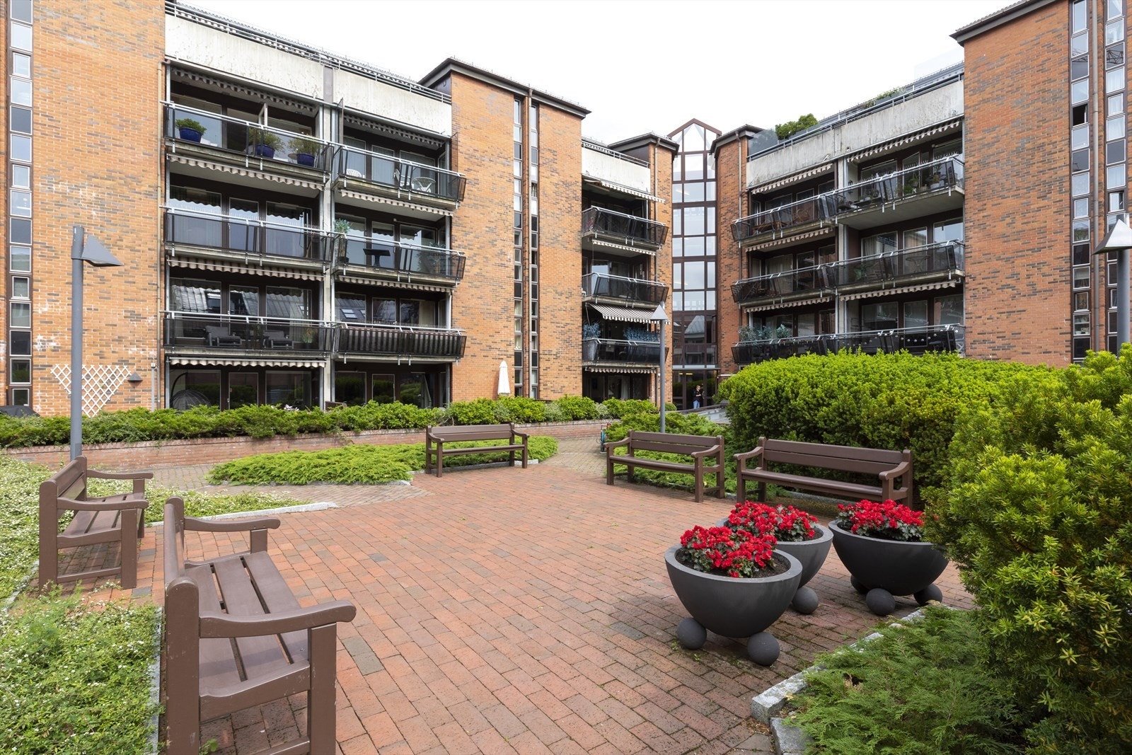 Hyggelig, frodig og velholdt bakgård Galleribilde