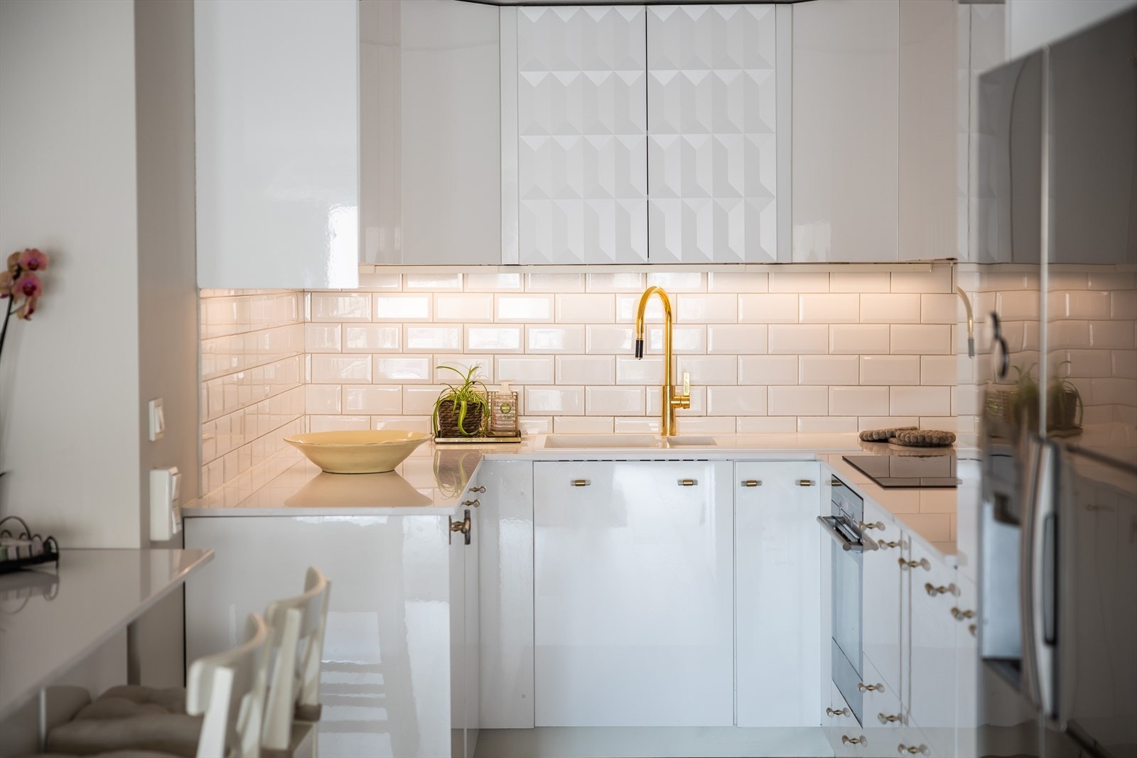 Stilrent kjøkken med mye skap- og benkeplass Galleribilde