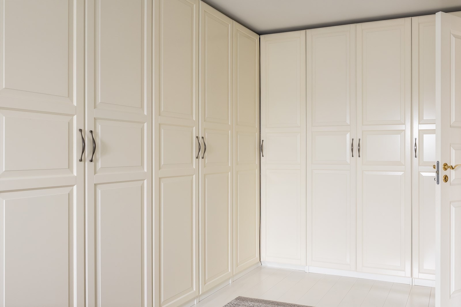 Rikelig med garderobeinnredning Galleribilde