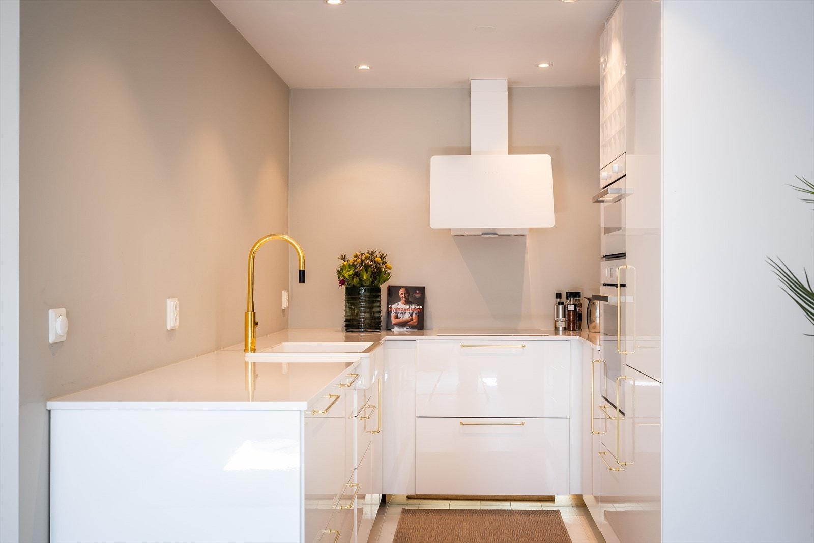 Kjøkkenet i denne etasjen har også en moderne innredning og integrerte hvitevarer Galleribilde