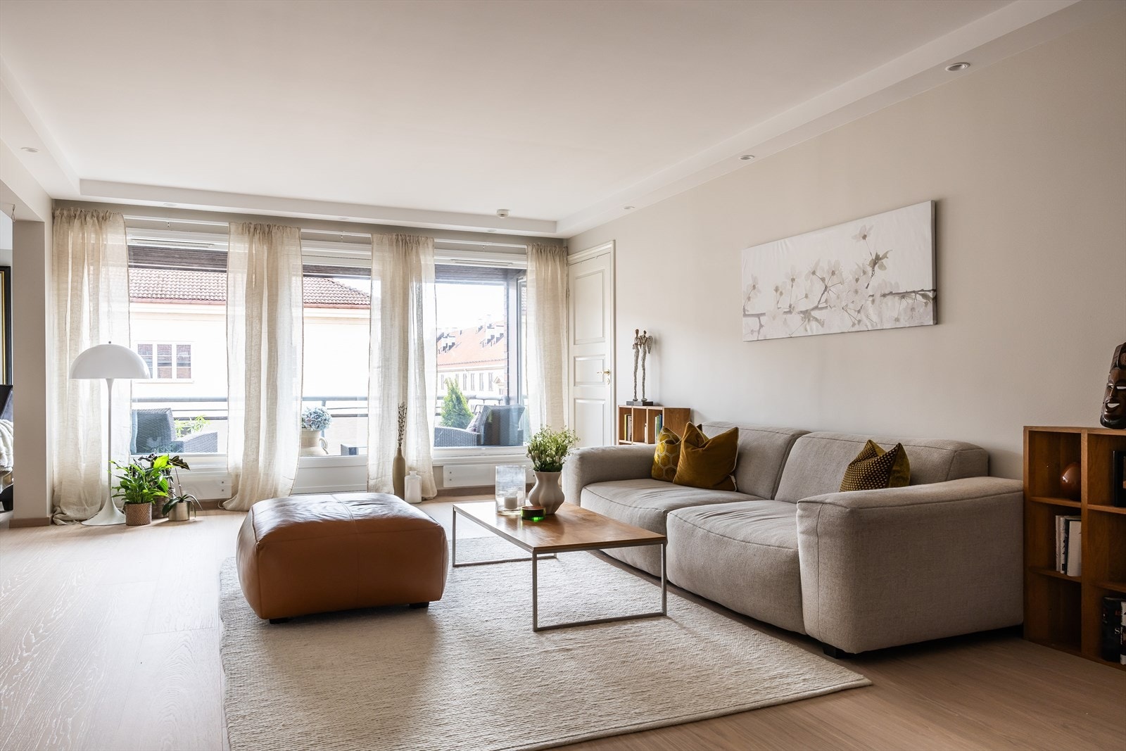 De store og mange vinduene gir rikelig med naturlig lys Galleribilde