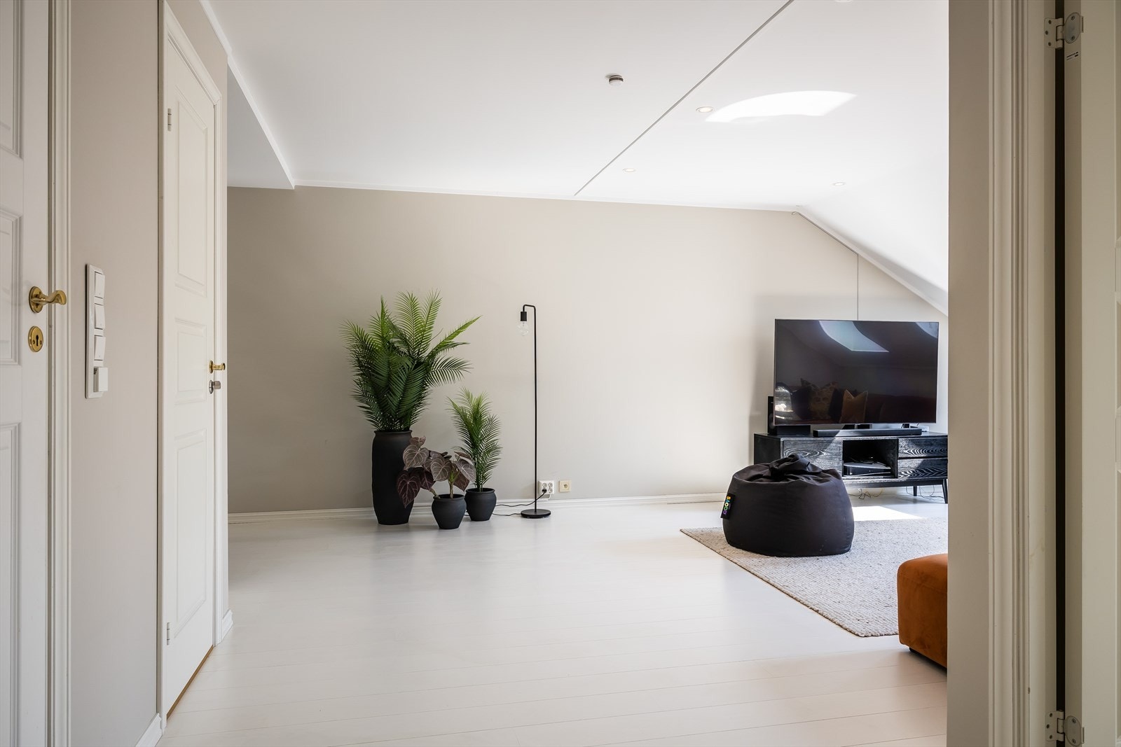 Her er det også en god soneinndeling med plass til sofagruppe, hjemmekontor og/ eller spisebord Galleribilde