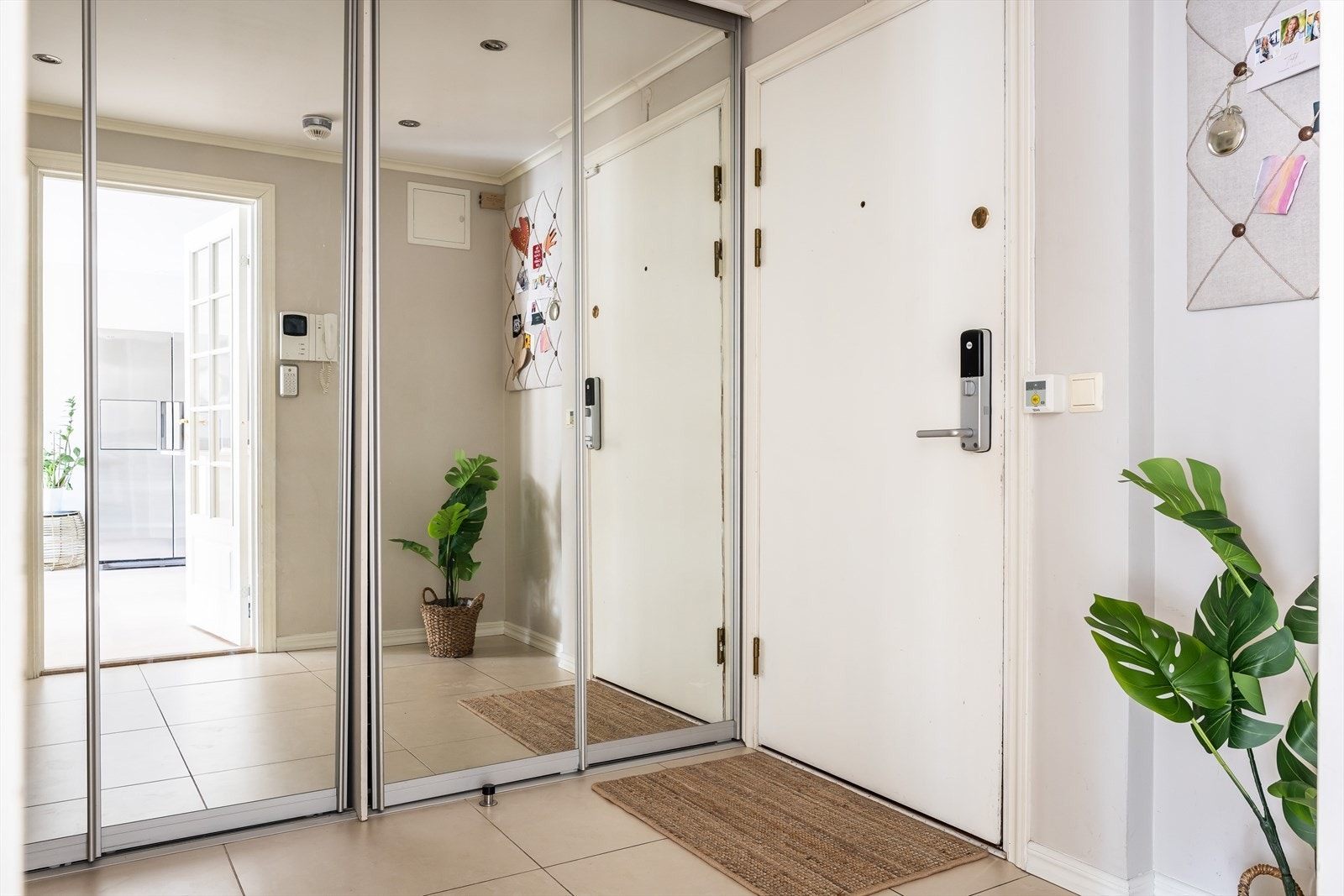 Stor entré med stor skyvedørsgarderobe i speil Galleribilde