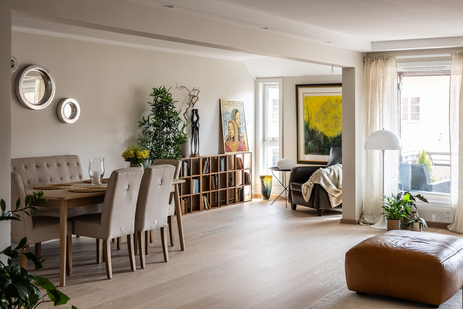 Stuen i 5. etasje er svært romslig og har god plass til både sofagruppe og stort spisebord Galleribilde