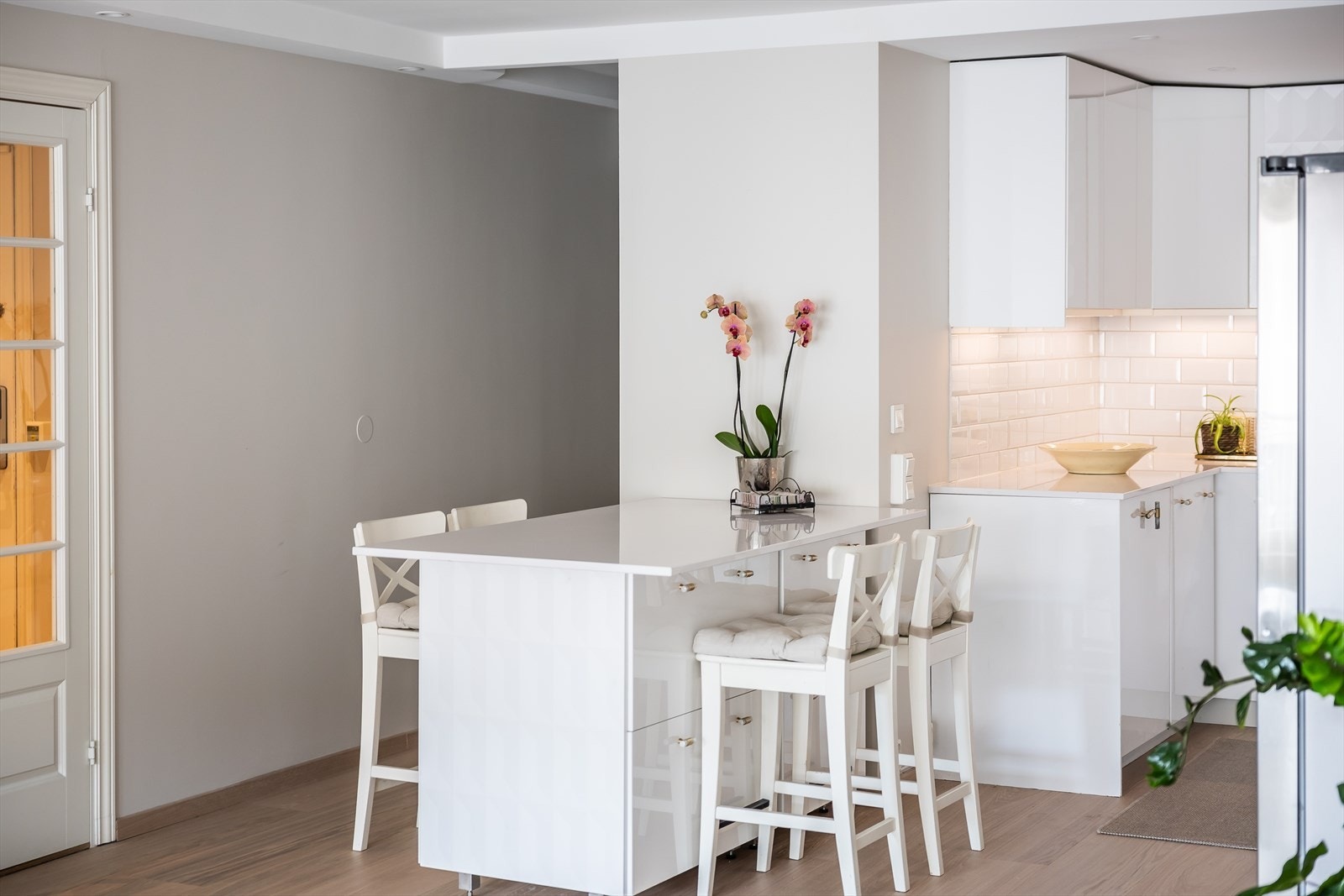 Praktisk og smart kjøkkenøy med overheng som gir plass til barstoler Galleribilde