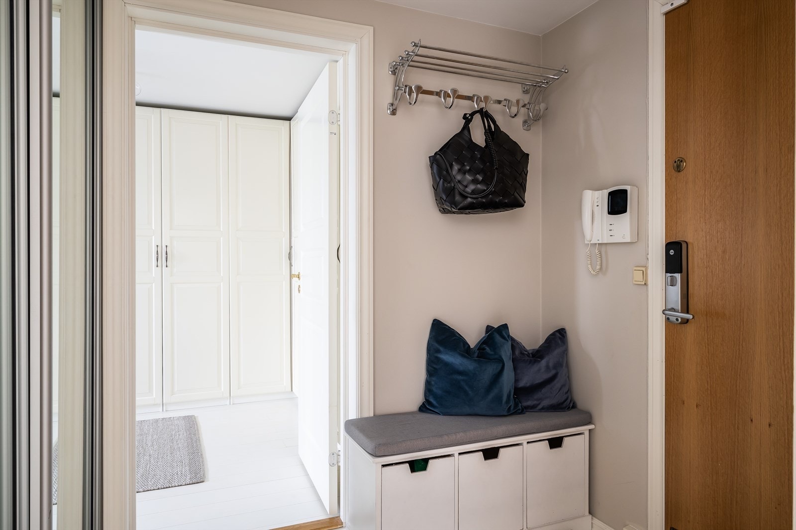 Entré/ hall i 6 etasje med skyvedørsgarderobe. Det er egen inngangsdør inn til denne etasjen, samt adkomst innvendig i leiligheten fra 5. etasje Galleribilde