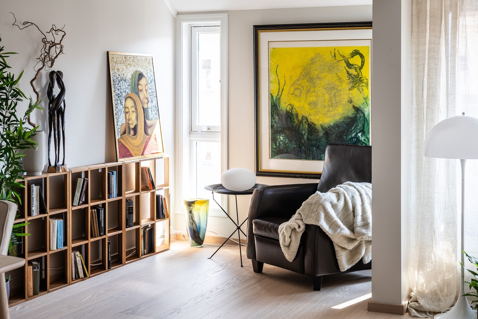 Det er flere gode soner. Opprinnelig var det et ekstra soverom her hvor lenestolen er Galleribilde