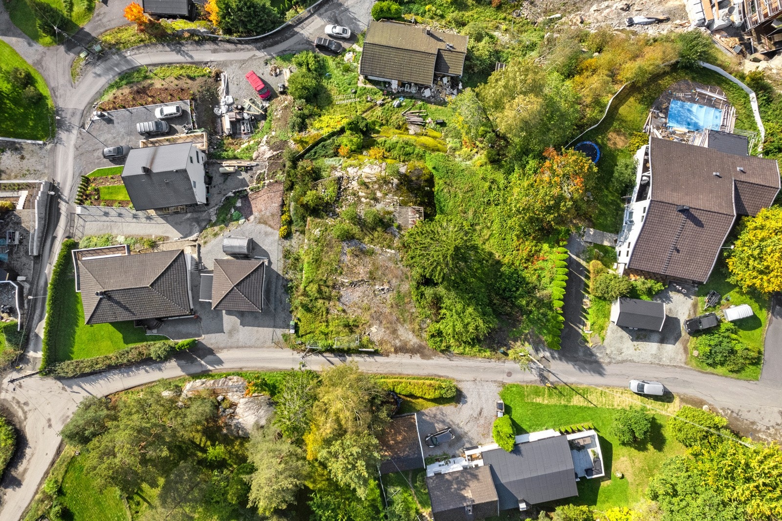 Ifølge reguleringsplanen er tomtene godkjent for boligformål, med maks BYA på 24% inkludert garasje. Galleribilde