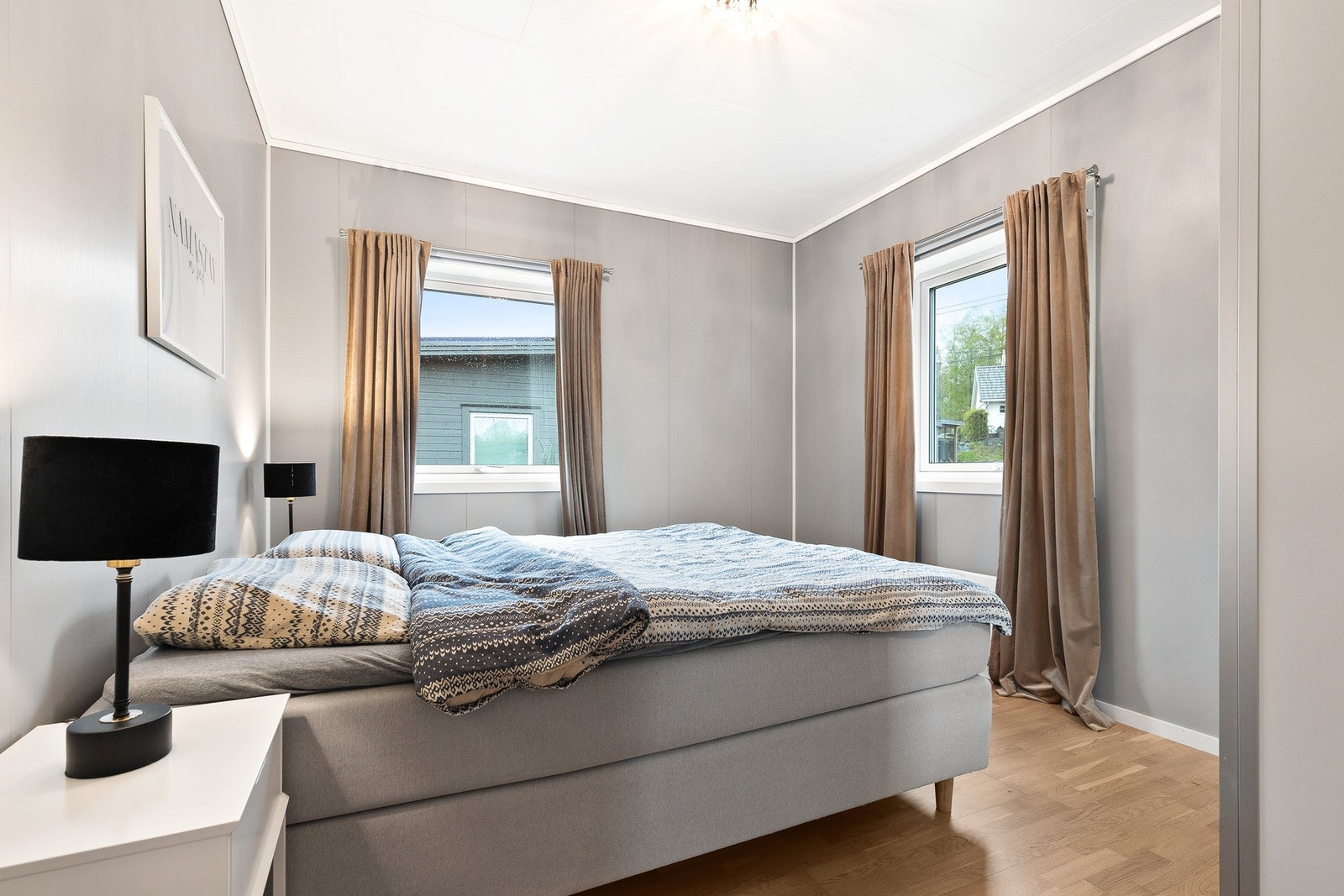 Hovedsoverommet har god plass til stor seng, garderobe og tilhørende møblement. Galleribilde