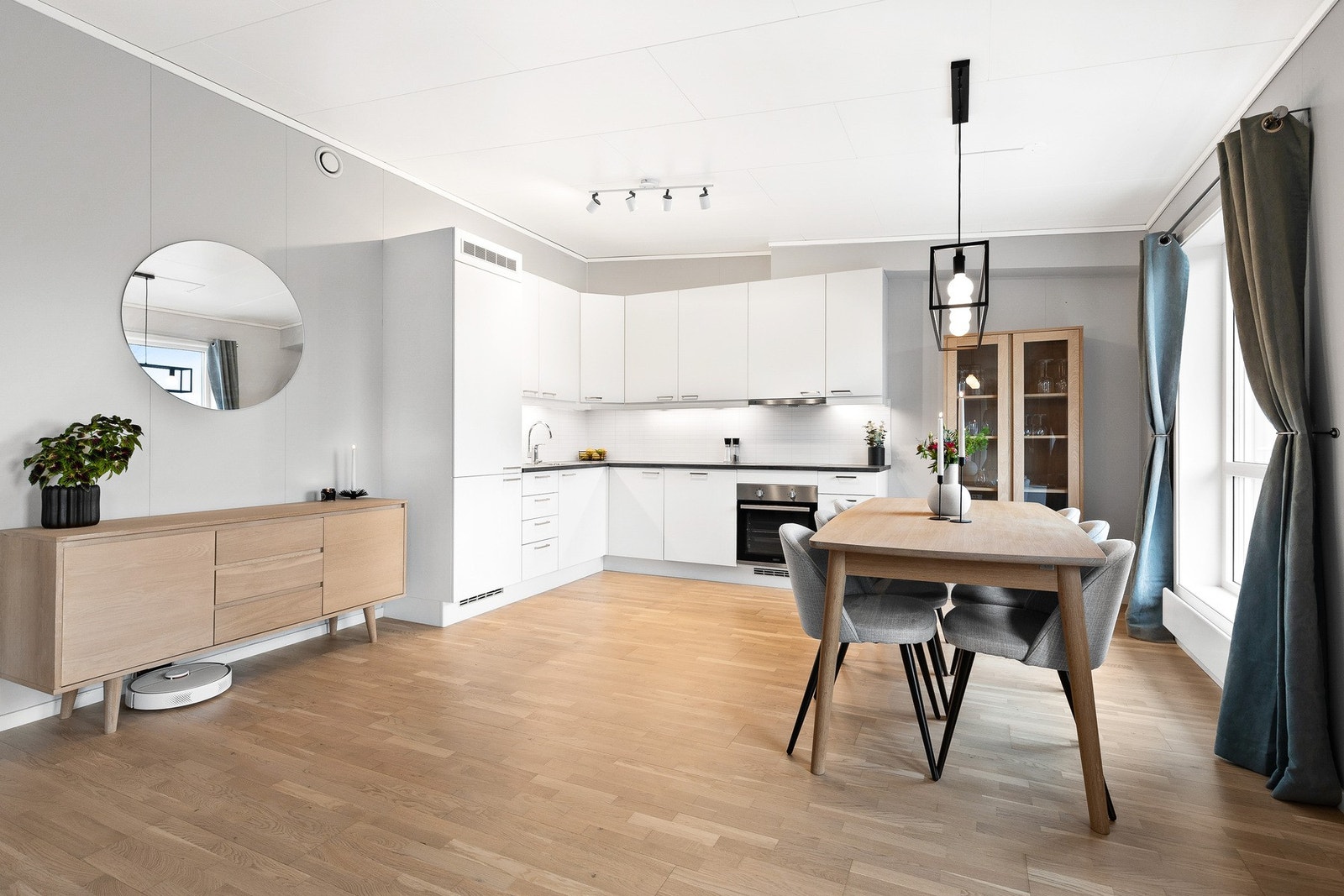 God plass til egen spisegruppe ved kjøkken med stor vindusflate i bakhånd. Galleribilde