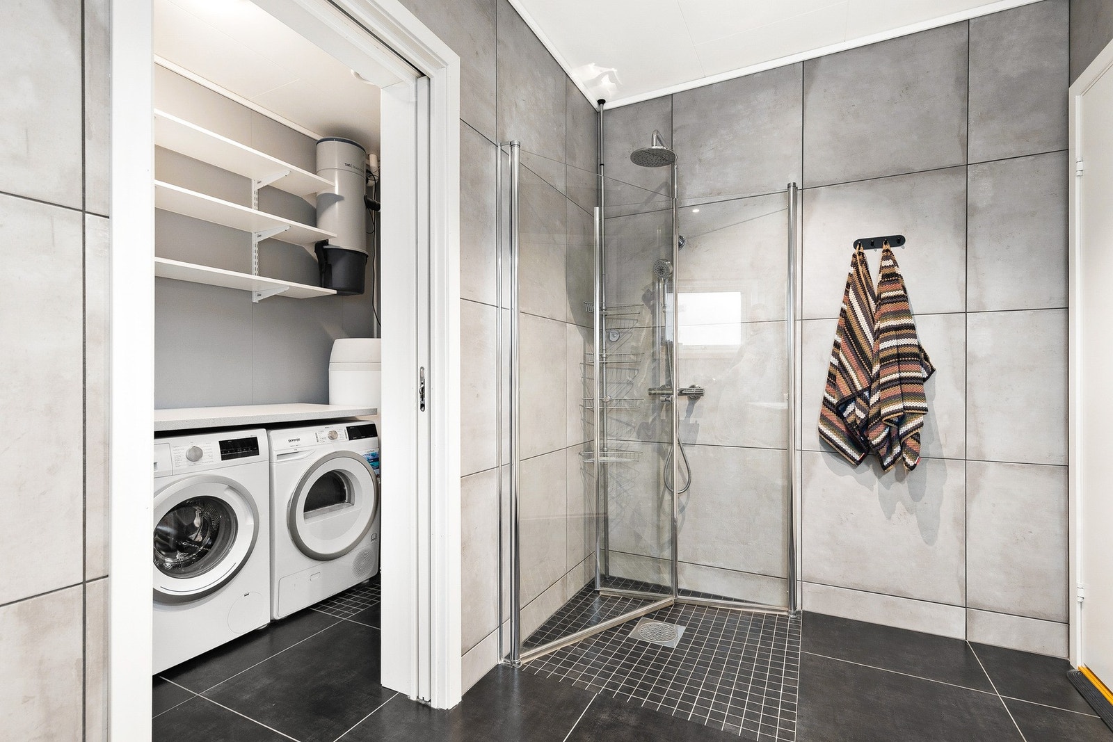 Fra badet er det adkomst til et eget vaskerom. Galleribilde