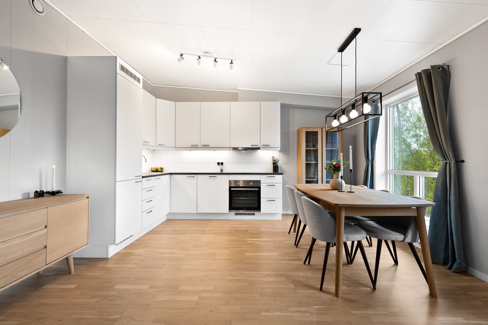 Kjøkkenet er tidløst med hvite, slette flater. Galleribilde