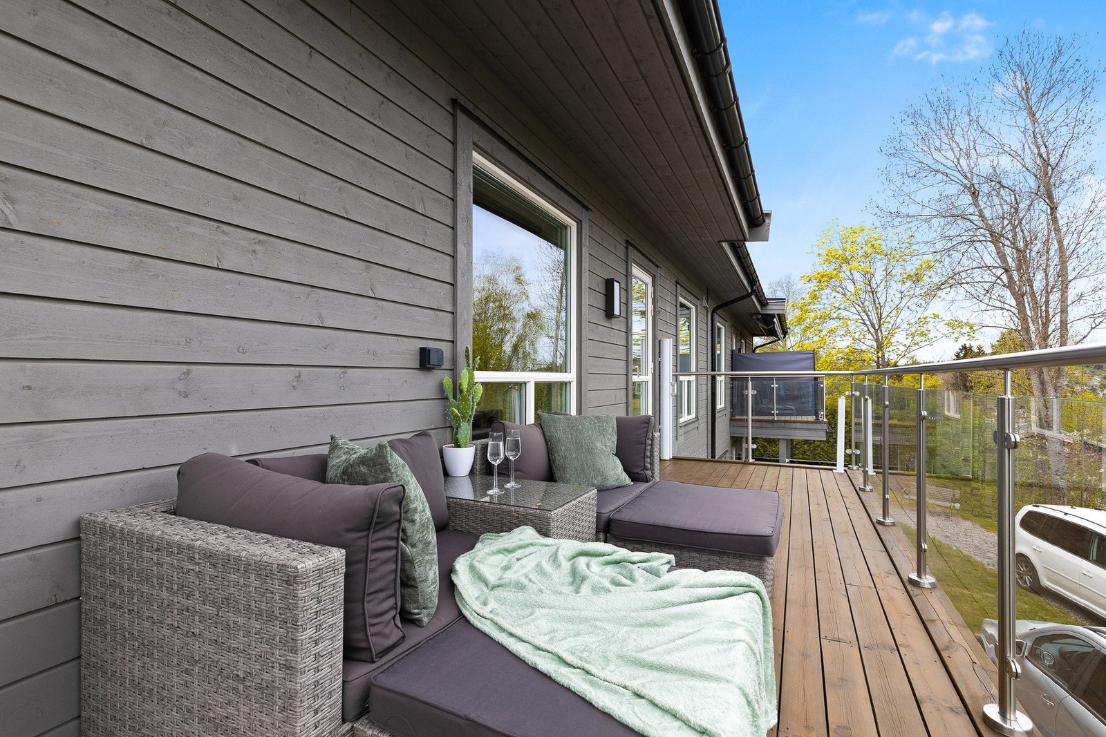 Balkongen på baksiden er perfekt for morgenkaffen. Galleribilde