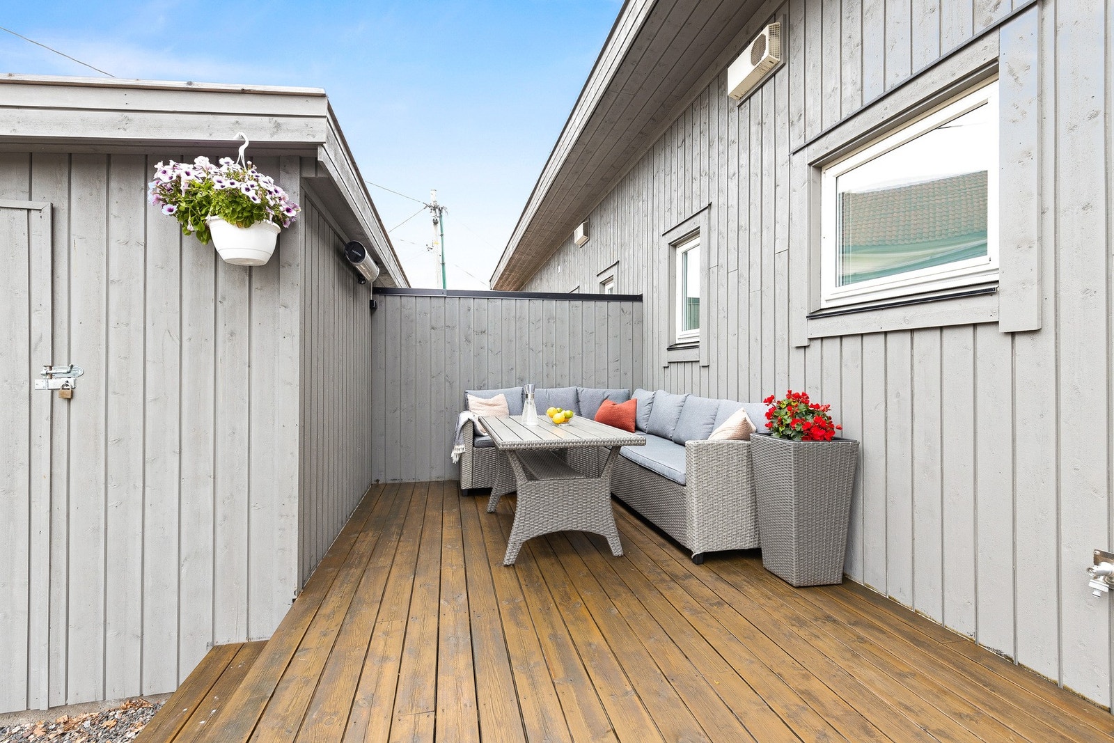 Terrassen på forsiden er romslig med god plass til utemøbler. Uteboden til venstre er gull verdt! Galleribilde