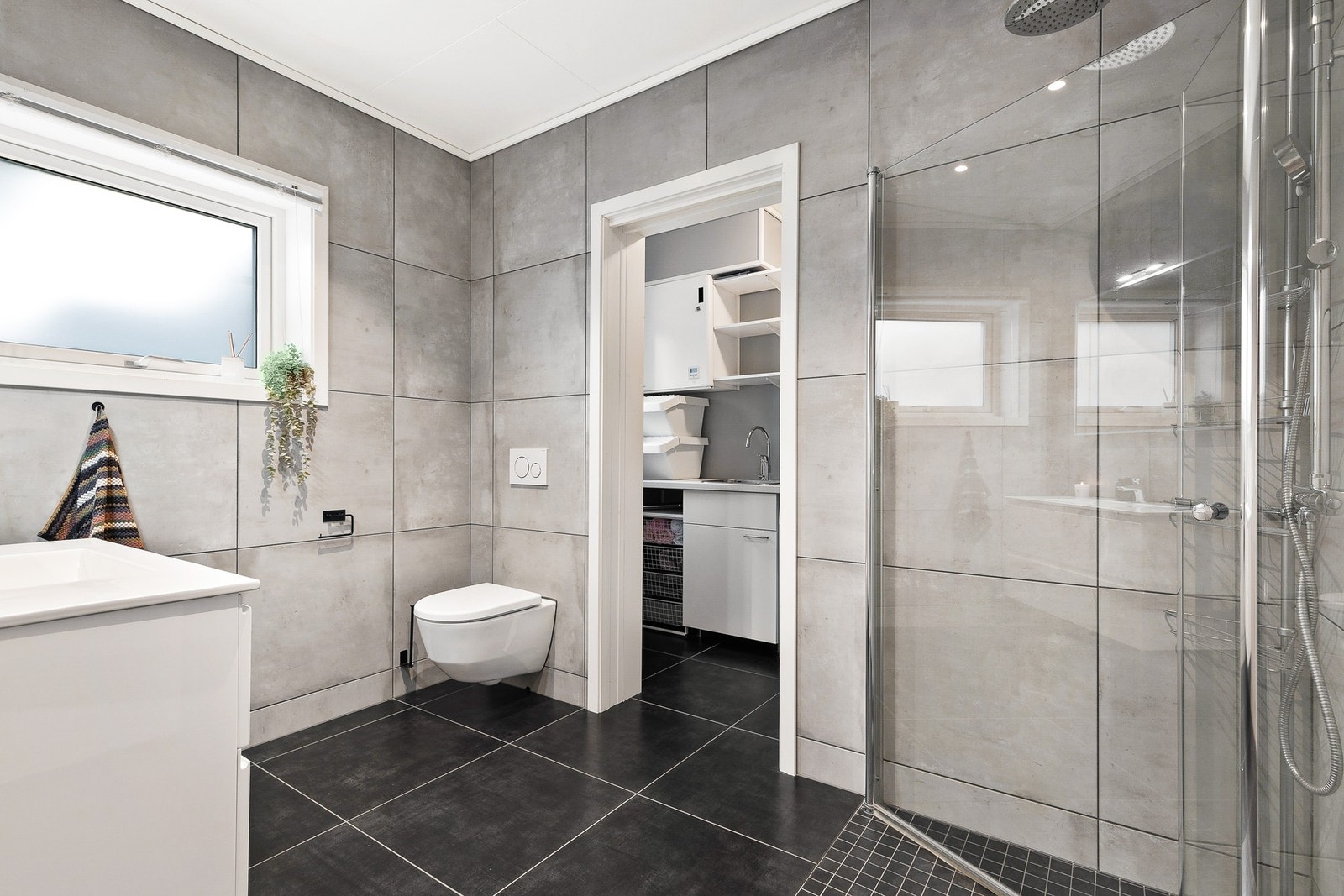 Badet er flislagt med lekre 60x60 fliser, dusjsone og innredning fra Vikingbad. Alt nytt fra 2019. Galleribilde