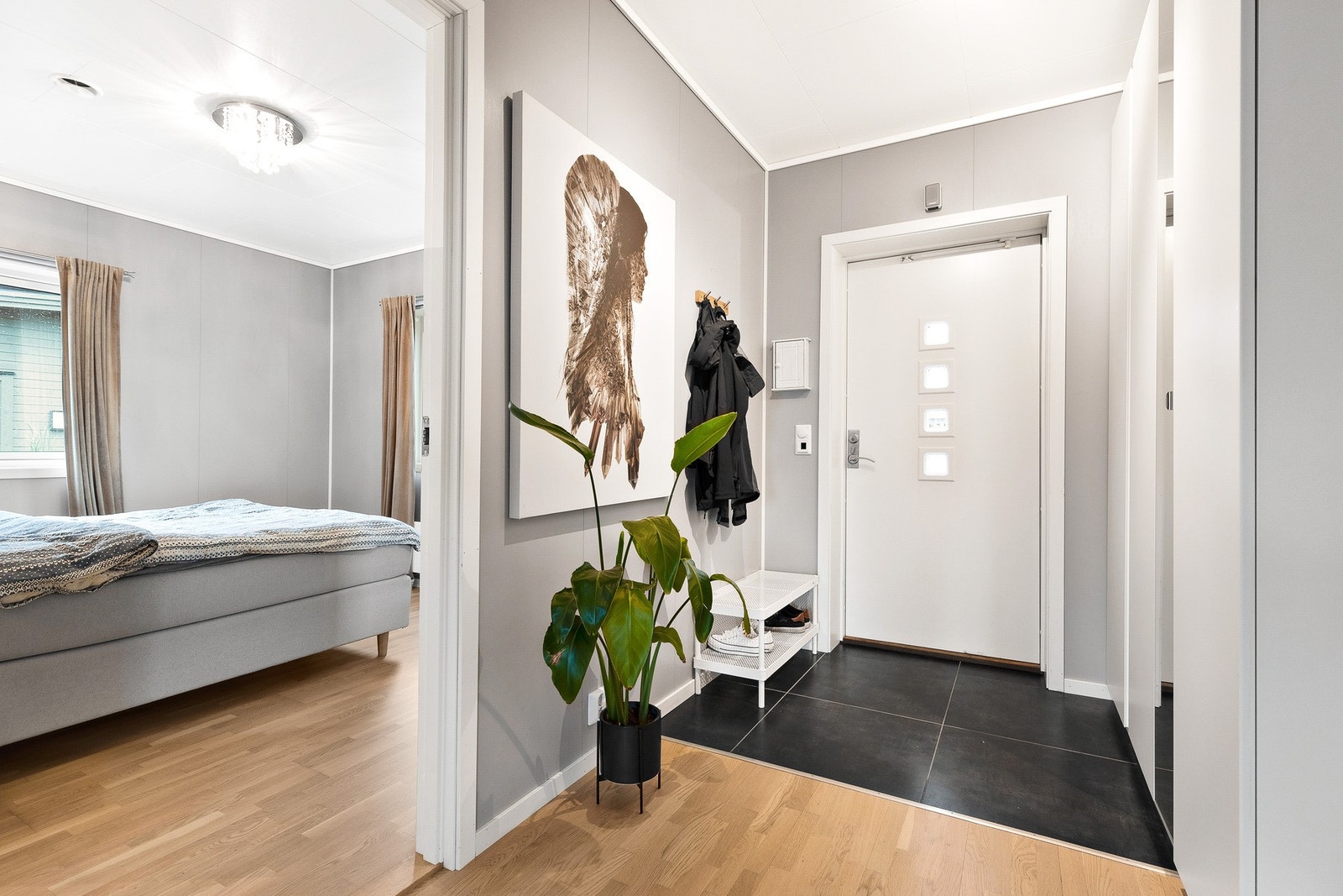 Fra entréen er det adkomst til hovedsoverommet og badet. Galleribilde