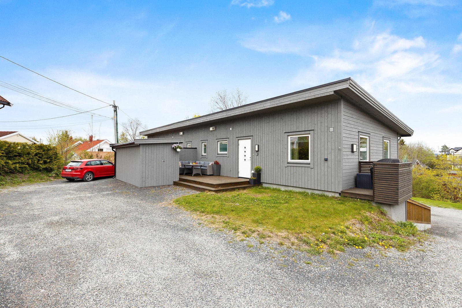 Leiligheten har 2 parkeringsplasser rett utenfor døren. Galleribilde