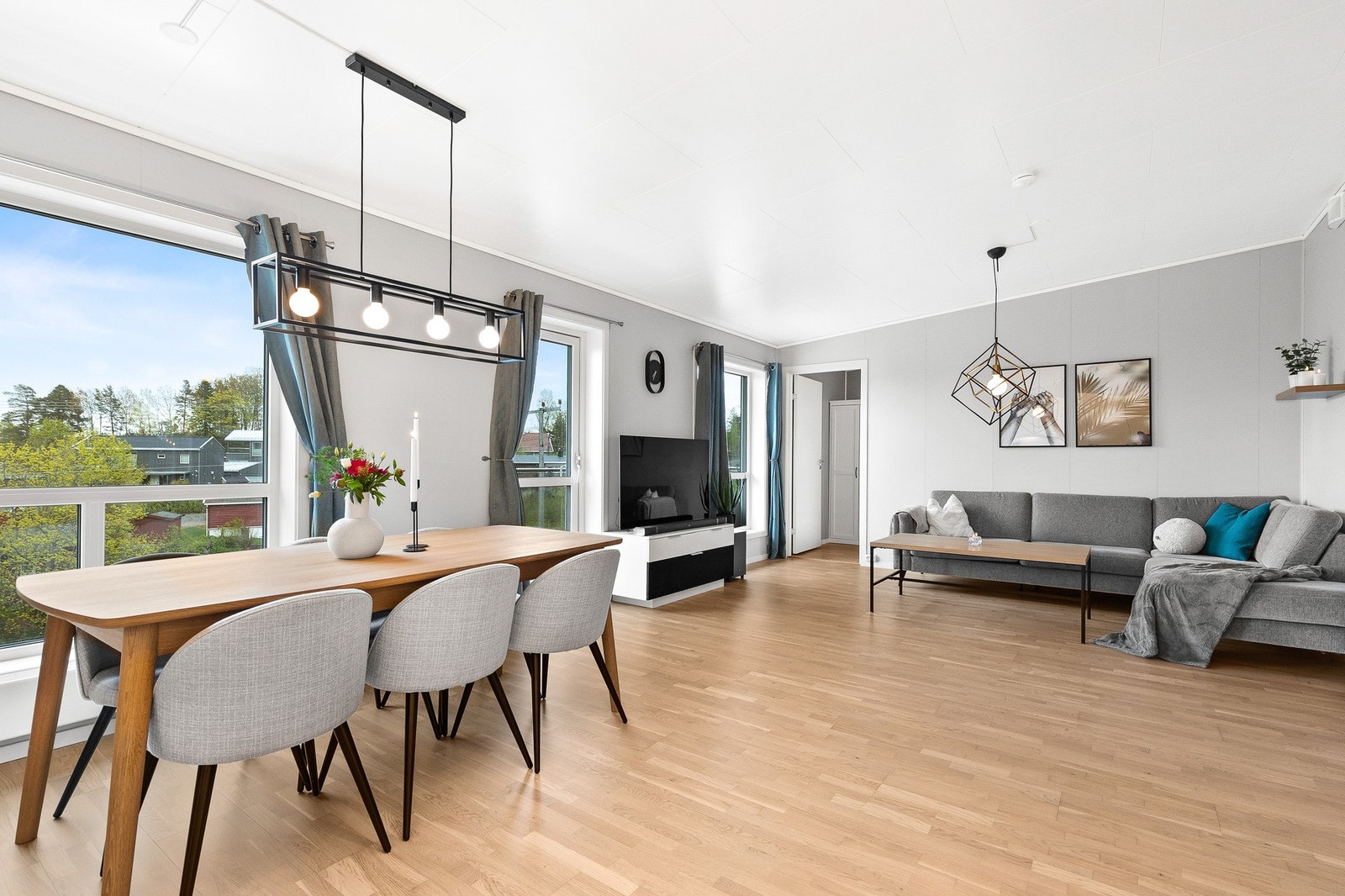 Leilighetens åpne løsning og gode planløsning gjør det enkelt å sosialisere seg på tvers av soner. Galleribilde