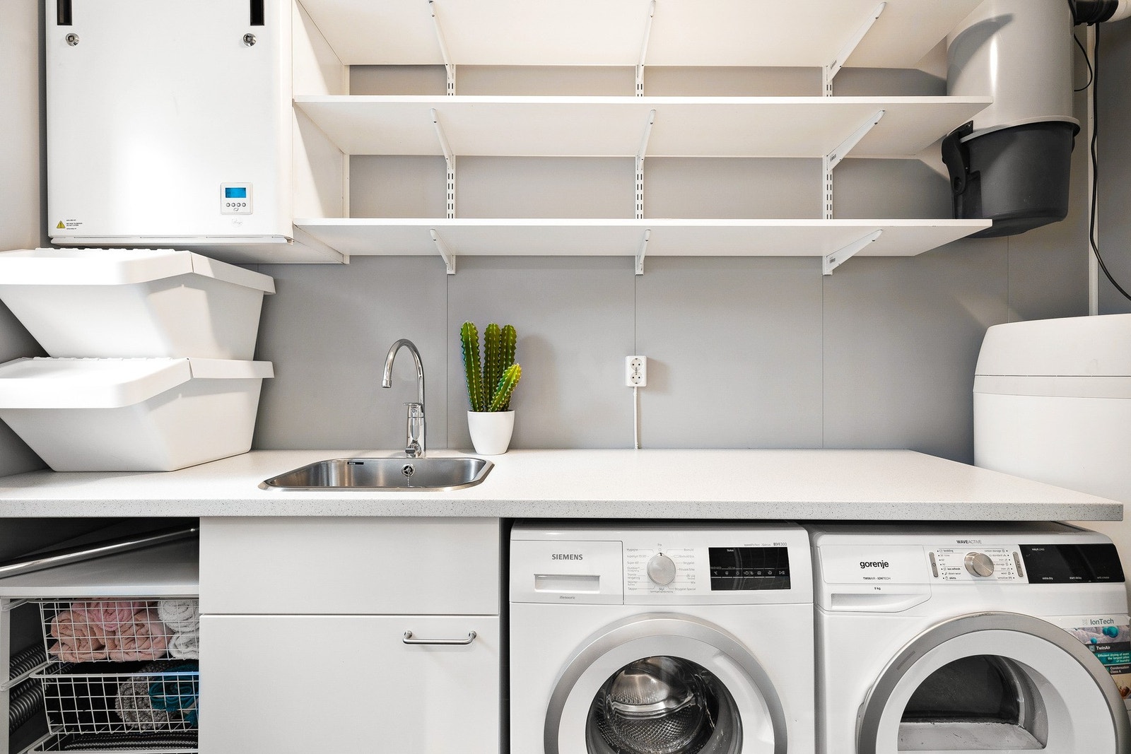 Vaskerommet er meget godt utnyttet med sentralstøvsuger, varmtvannsbereder og anlegget til den balanserte ventilasjonen. Galleribilde