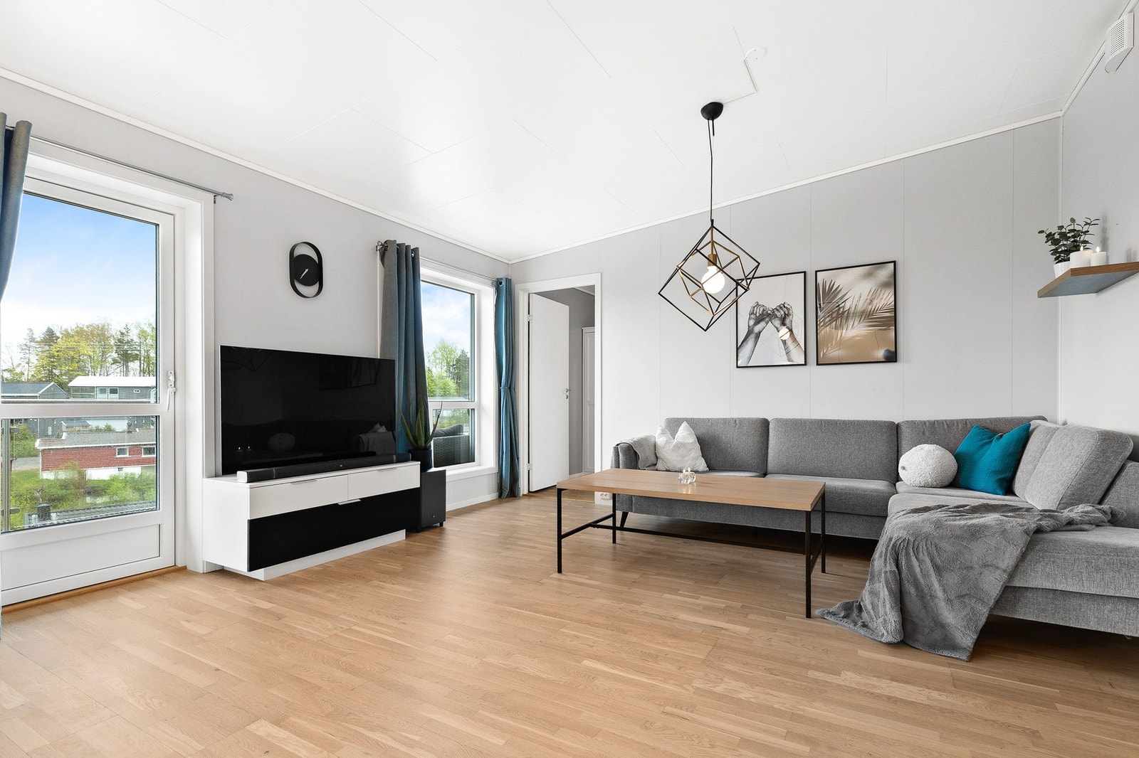 Fra stuen er det videre adkomst til balkongen og det ene soverommet. Galleribilde