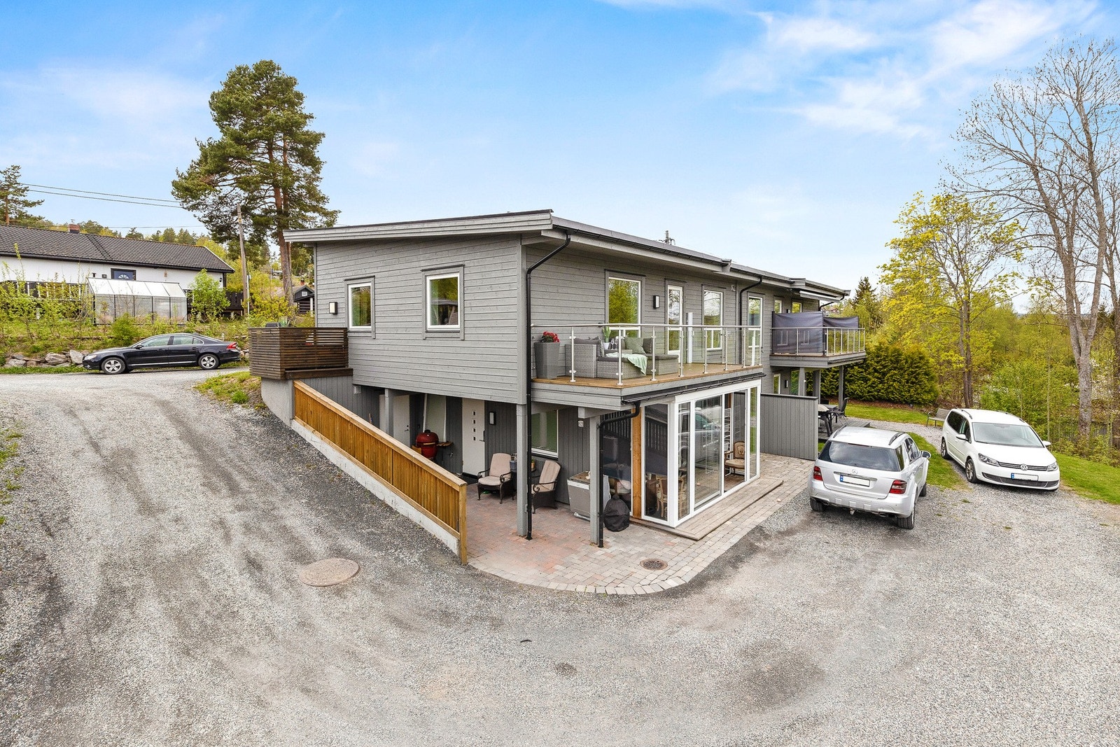 Leiligheten ligger i byggets 1. etasje (toppen) og disponerer 2 parkeringsplasser rett utenfor inngangsdøren. Én av plassene ses ved den sorte bilen til venstre. Galleribilde