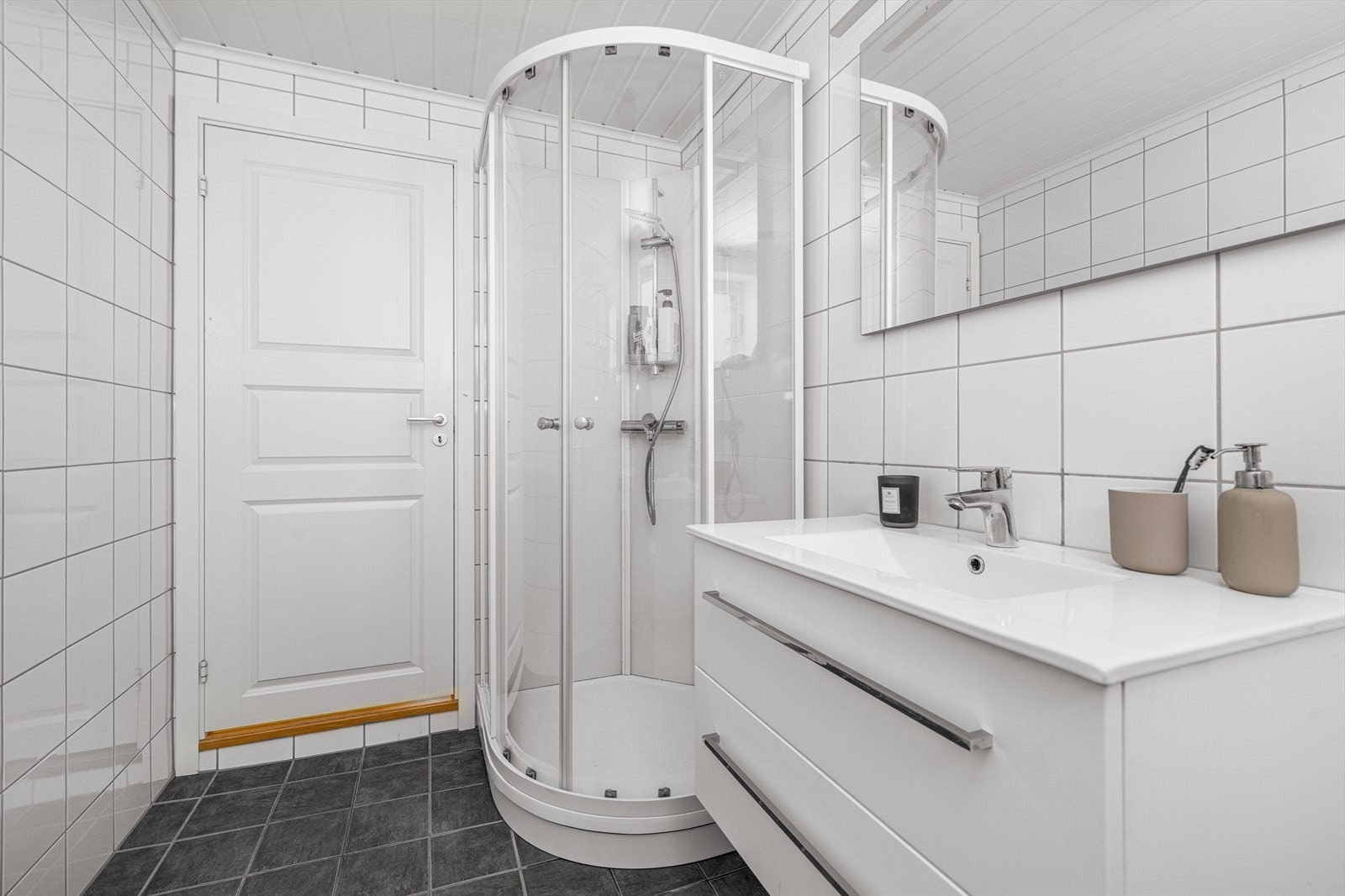 Videre er badet oppgradert med nyere toalett, dusjkabinett og servantinnredning, samt speil med overlys montert i 2021. Galleribilde