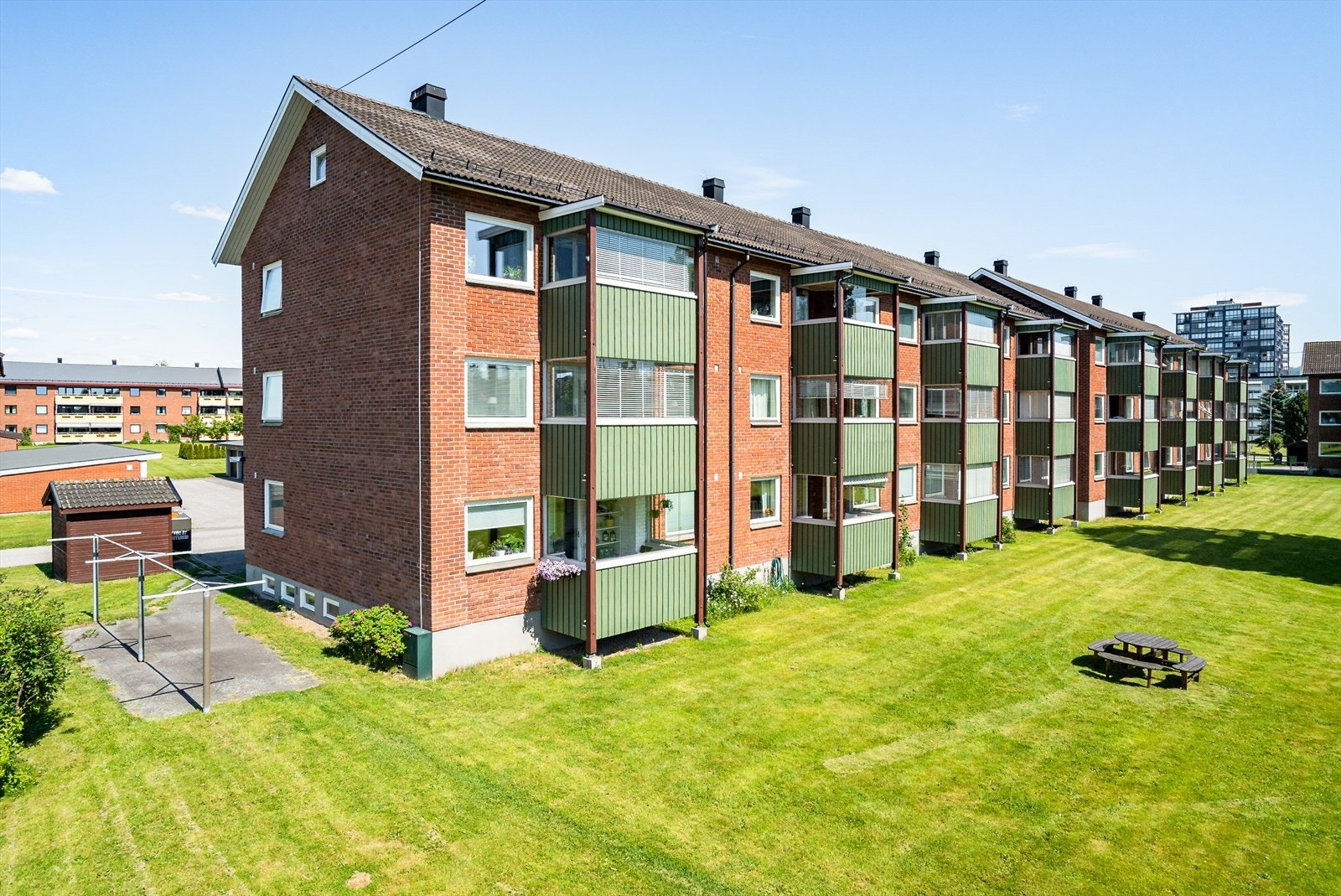 Borettslaget har montert ladebokser, med lademuligheter via PlugPay. Det er utført maling av balkonger i regi av borettslaget i 2022. Galleribilde