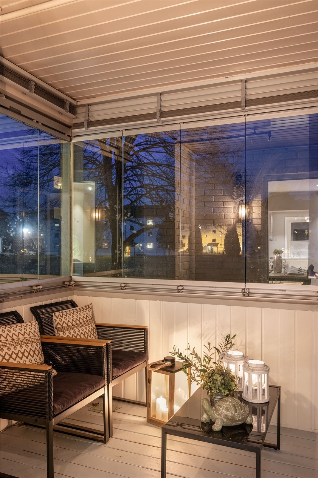 Hyggelig, innglasset balkong mot syd. Her er det fin plass til utemøblement og innglassingen kan om ønskelig skyves til side. Galleribilde