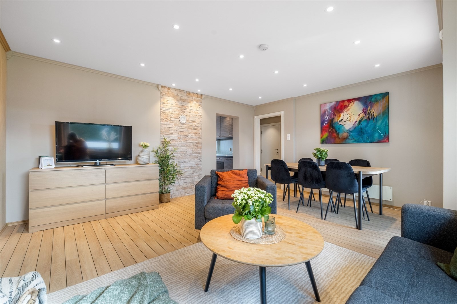 Hvitmalt himling med innfelte downlights byttet av Caverion i 2017. Ny dimmer montert av Foss Elektro i 2018. Galleribilde