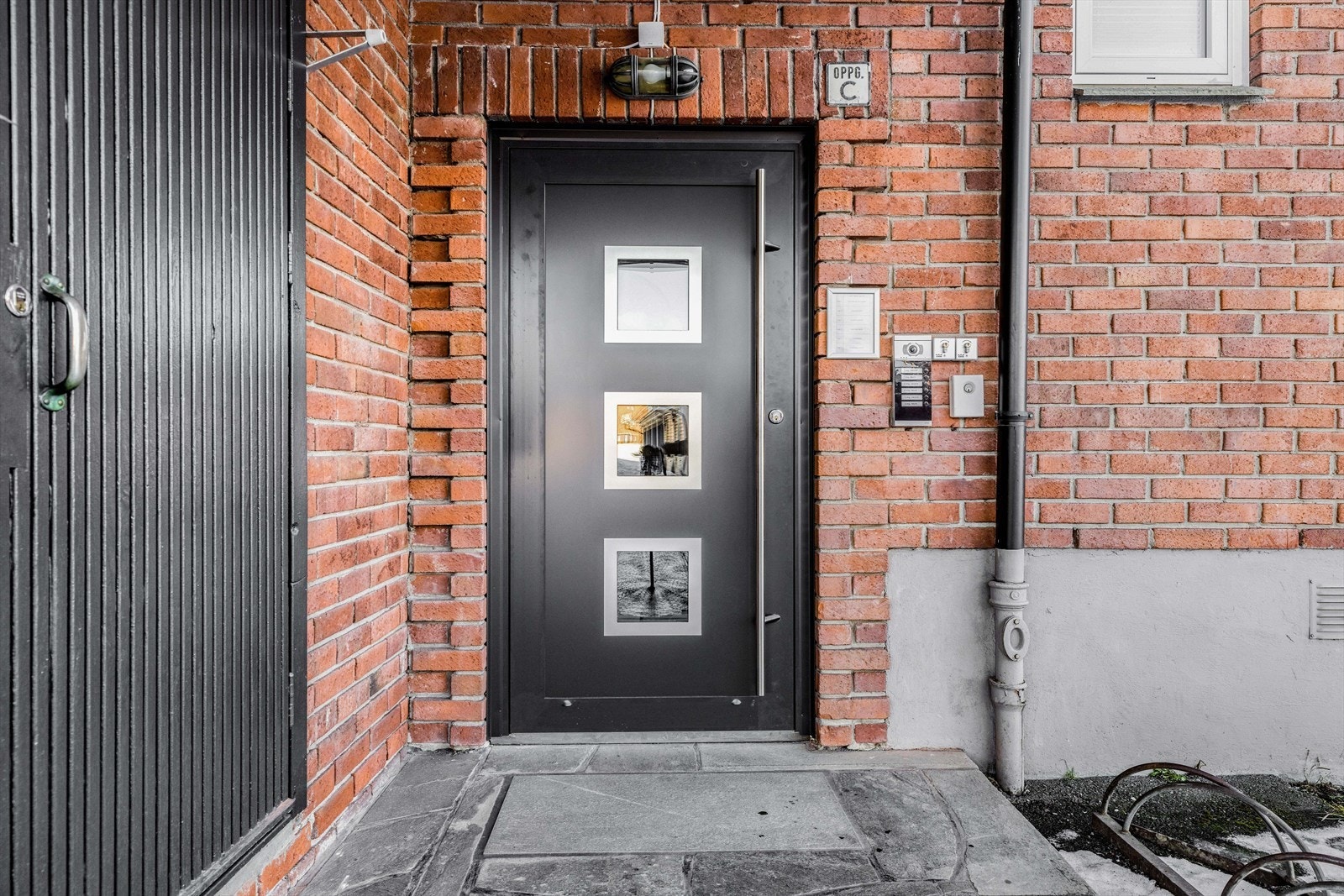 Borettslaget har oppgradert inngangspartier og callinganlegg i 2021. Leiligheten har praktisk callinganlegg med kamera i entré. Galleribilde