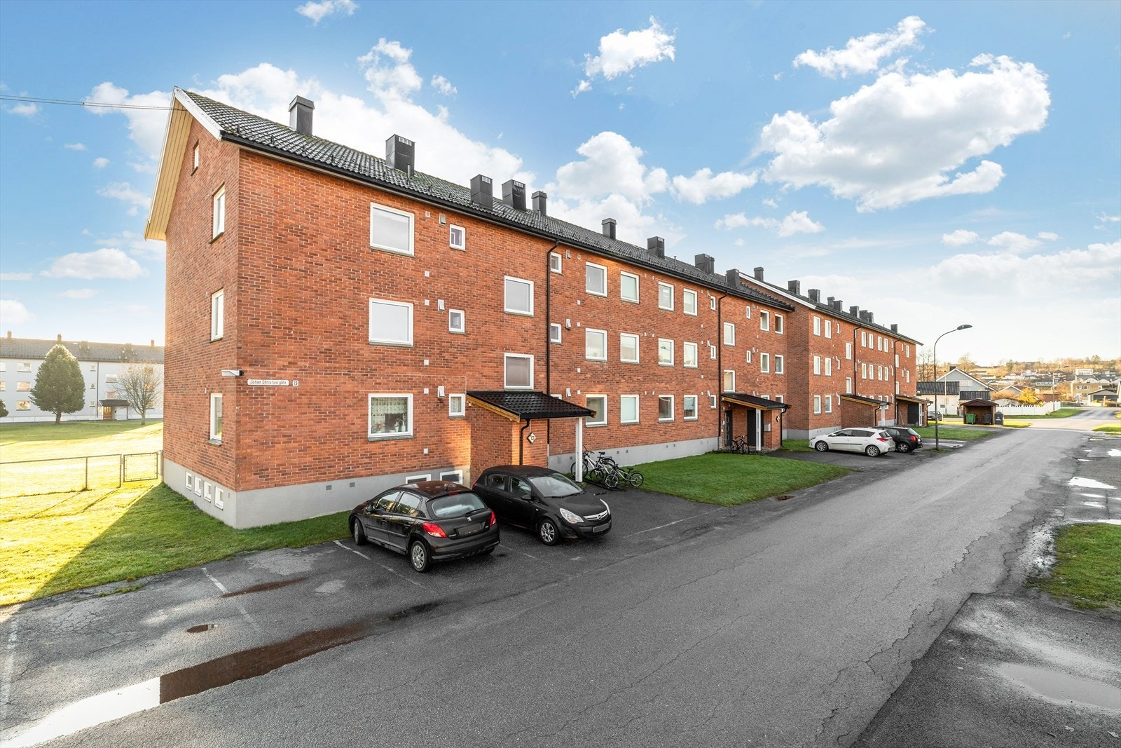 Leiligheten disponerer i tillegg én bod på loft og to boder i kjeller. Felles biloppstillingsplasser på asfaltert parkeringsplass utenfor blokka. Galleribilde