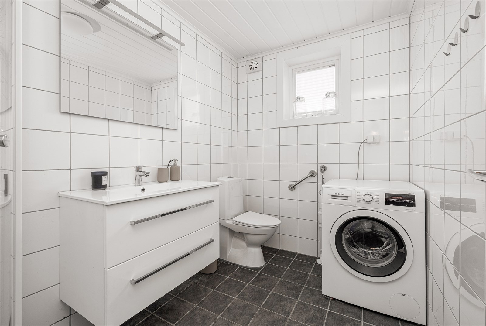 Lyst, flislagt baderom av god størrelse, pusset opp i regi av borettslaget i 2010. Badet er utstyrt med varmekabler og opplegg vaskemaskin. Galleribilde