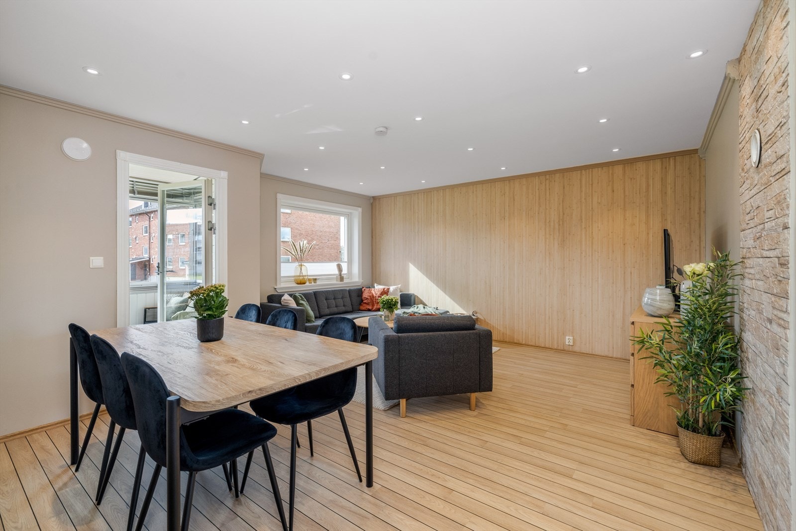 Innbydende stue av god størrelse, med fin plass til både sofa- og spisegruppe. Galleribilde