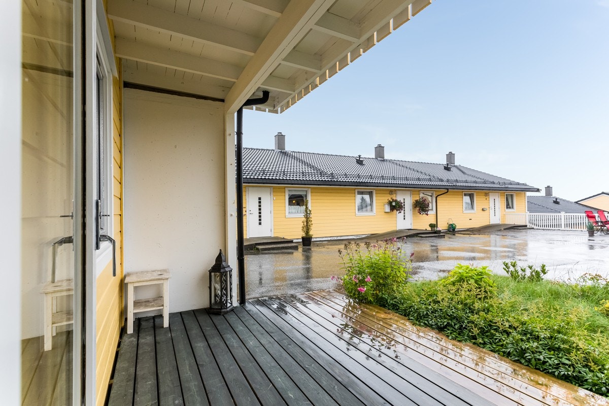 Terrasse med liten hageflekk. Galleribilde