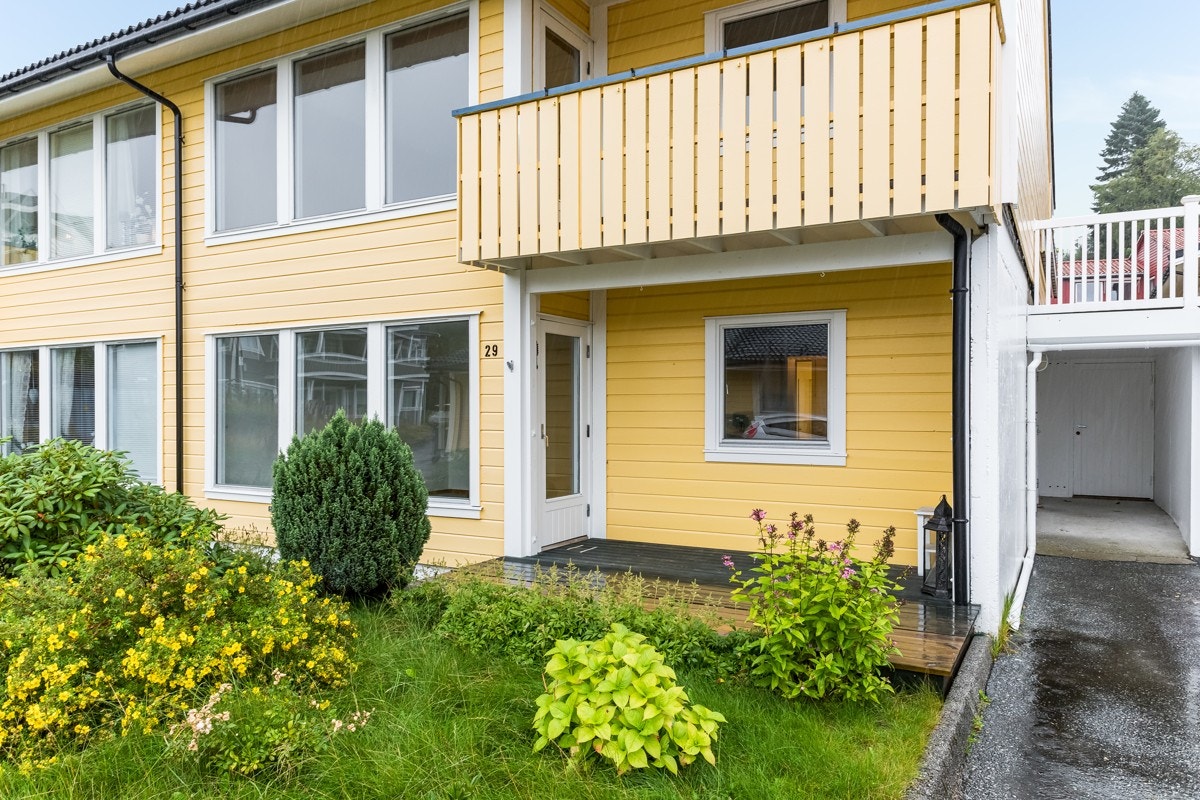 Egen inngang, terrasse og liten hageflekk. Galleribilde