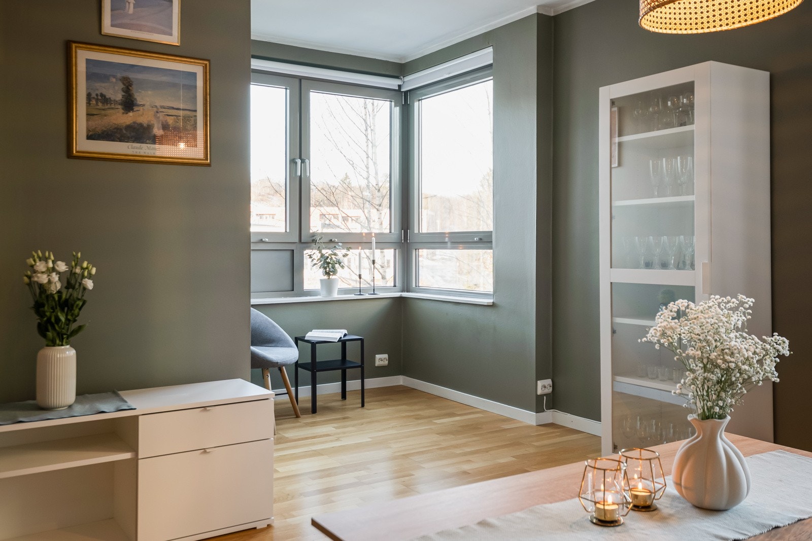 Her fra hjørnet/innhuket med balkongen som er kledd inn. Andre leiligheter i blokka har etablert soverom nr 2 her. (Se alternativ planløsning mot slutten av bildekarusellen) Galleribilde