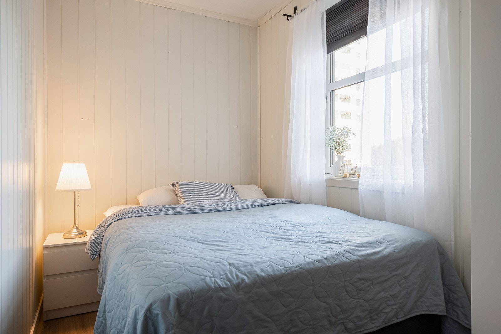 Boligens soverom ligger ved entréen, og med kort avstand til badet. Soverommett er på 8,3 kvm. Soverommet har god plass til dobbeltseng og garderobeløsning. Soverommet ligger vendt ut mot stille omgivelser som gir et godt sovemiljø. Galleribilde