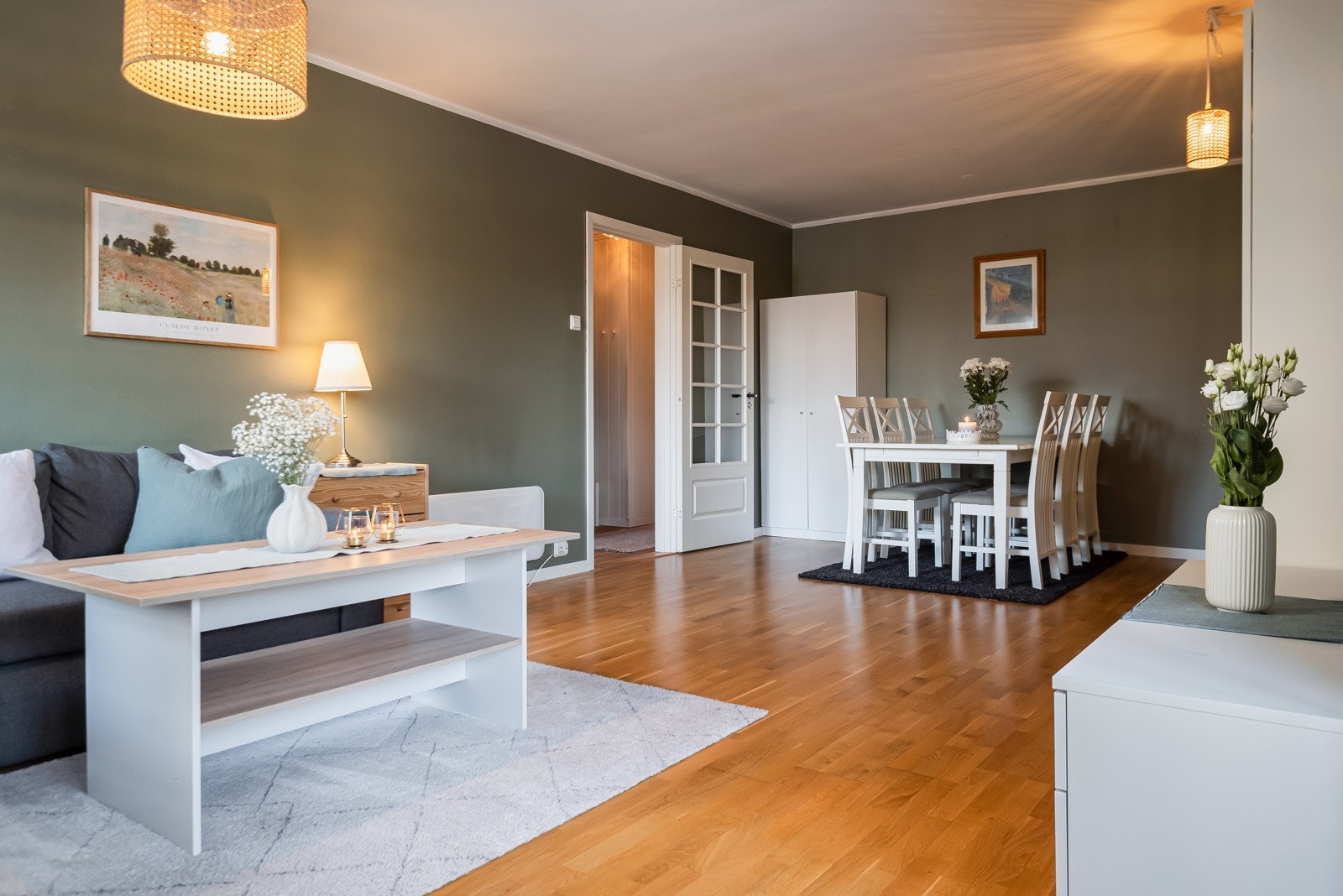 Stuen har plass til stor sofagruppe og spisebord med plass til 6-8 personer. Galleribilde