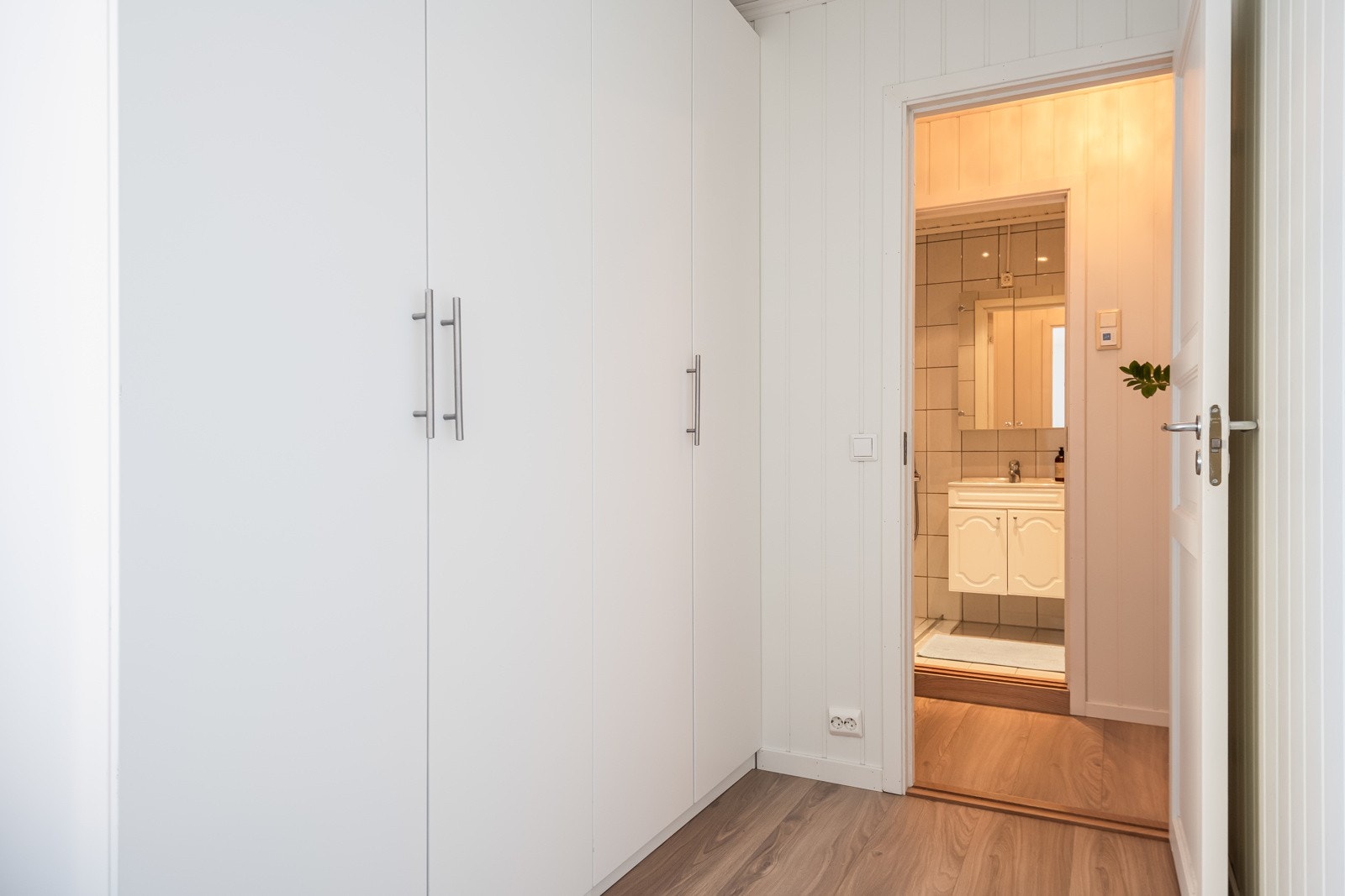 Her fra soverommet inn mot badet. God plass til garderobeløsning på soverommet som er på 8,3 kvm. Galleribilde