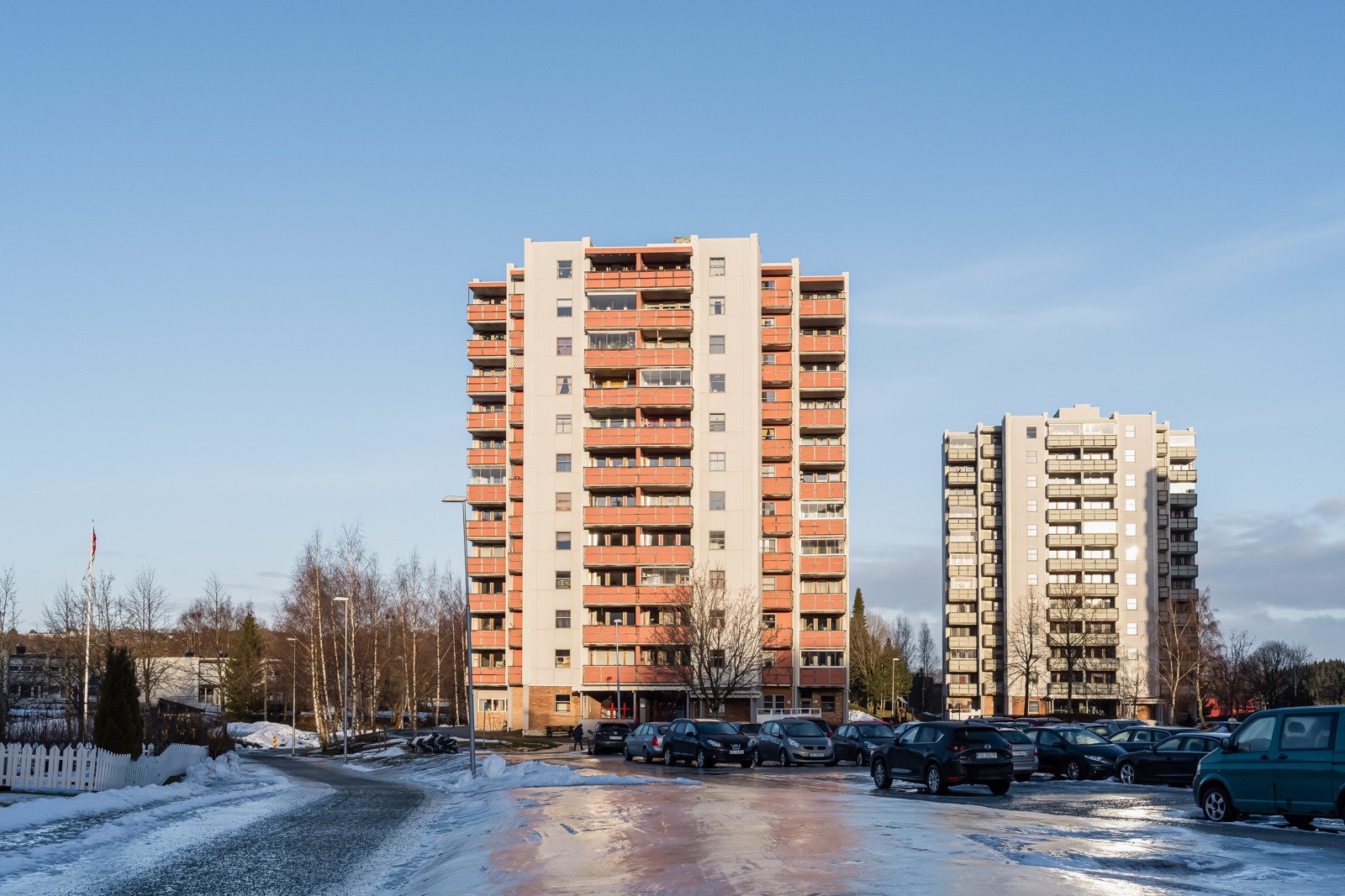 Leiligheten ligger fint til med sin gode hjørneplassering i 2. etasje av høyblokka i Storflata 5. Velkommen på visning! Galleribilde