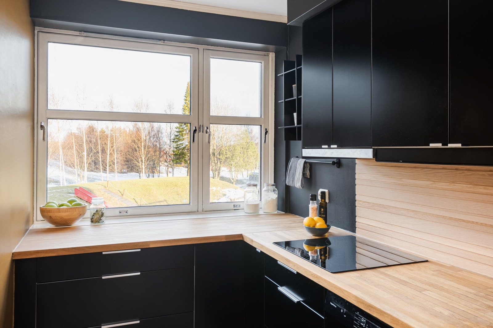 Kjøkkenet består av Folierte skrog, lakkerte fronter og oljet benkeplate i heltre. Av integrerte hvitevarer finner vi kombiskap, platetopp, stekeovn og ventilator. Galleribilde