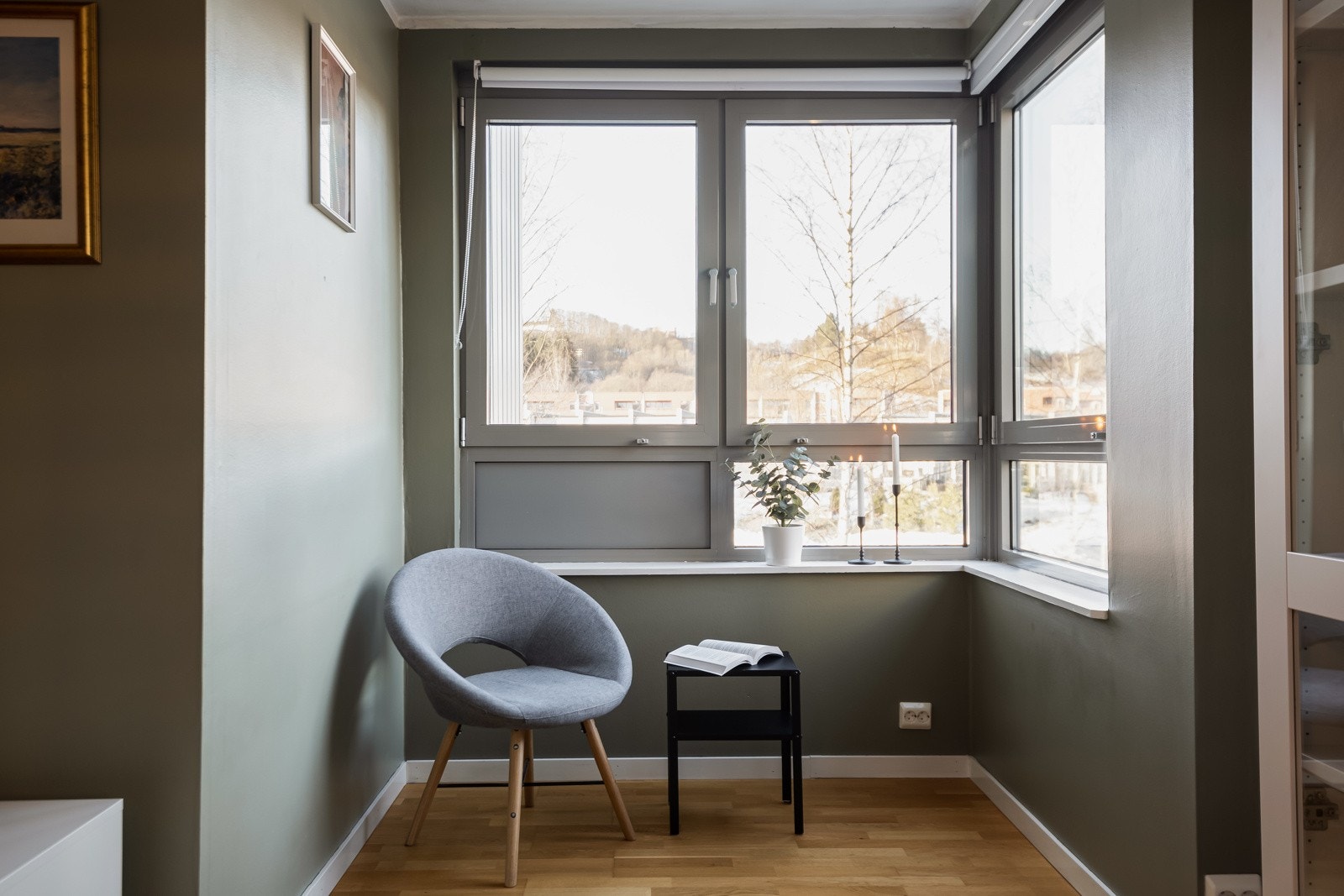 Praktisk hjørne med flere bruksområder. Selger har tidligere brukt dette som kontorhjørne. Galleribilde